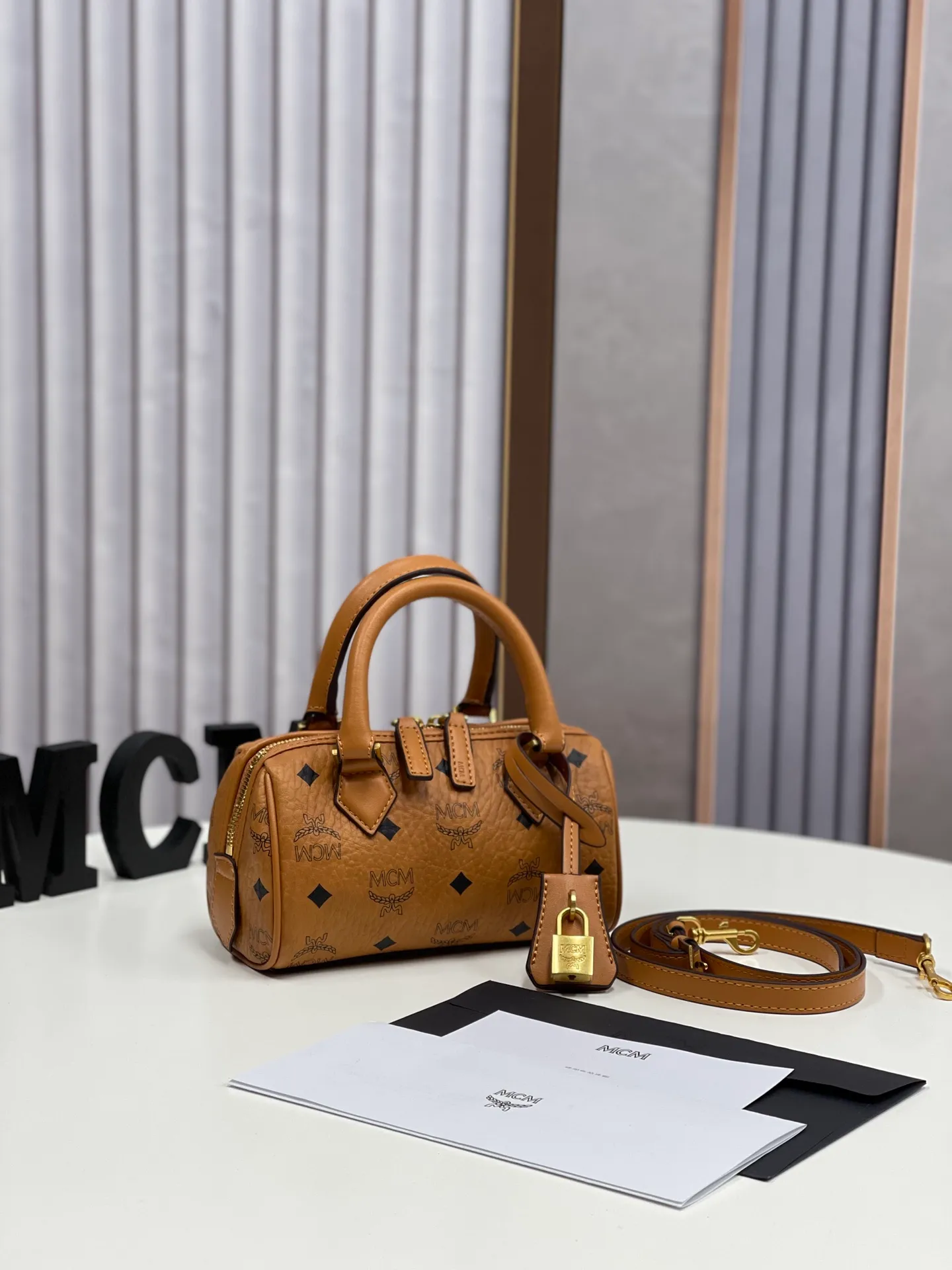 Batch 400💰MCM's new upgrade✈️New Boston mini pillow bag💐with gift box🎁Packaging [Exclusive real shot] Model: 701 Mini Boston With leather tag and engraved logo metal padlock, this Boston handbag is made of classic Visetos materials, which pays tribute to MCM's roots in travel. Its shape is reminiscent of a weekender bag, with clean lines and an extended zipper for easy opening. The workmanship is fine and meticulous. Size: 18*9.5cm