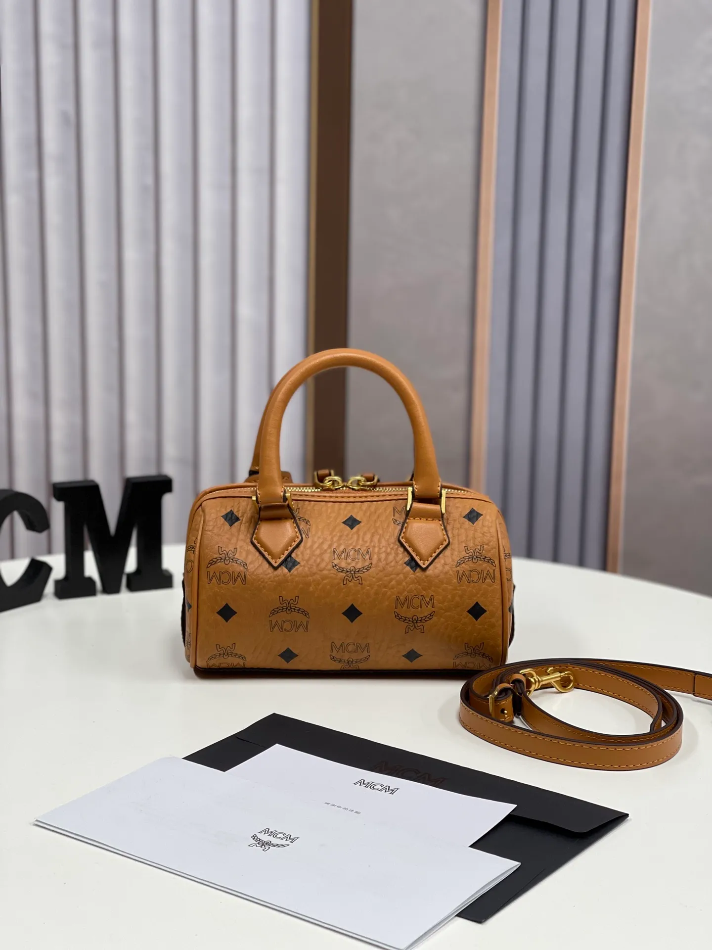 Batch 400💰MCM's new upgrade✈️New Boston mini pillow bag💐with gift box🎁Packaging [Exclusive real shot] Model: 701 Mini Boston With leather tag and engraved logo metal padlock, this Boston handbag is made of classic Visetos materials, which pays tribute to MCM's roots in travel. Its shape is reminiscent of a weekender bag, with clean lines and an extended zipper for easy opening. The workmanship is fine and meticulous. Size: 18*9.5cm
