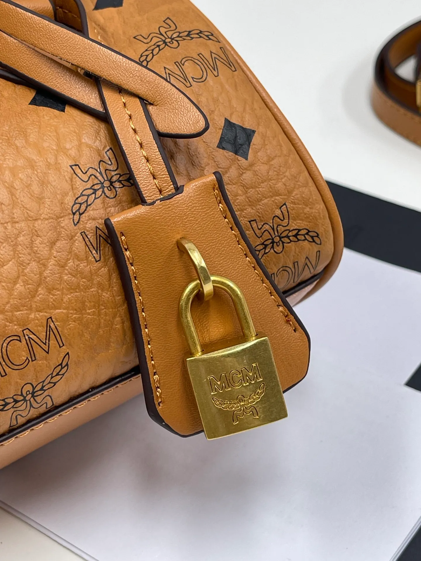 Batch 400💰MCM's new upgrade✈️New Boston mini pillow bag💐with gift box🎁Packaging [Exclusive real shot] Model: 701 Mini Boston With leather tag and engraved logo metal padlock, this Boston handbag is made of classic Visetos materials, which pays tribute to MCM's roots in travel. Its shape is reminiscent of a weekender bag, with clean lines and an extended zipper for easy opening. The workmanship is fine and meticulous. Size: 18*9.5cm