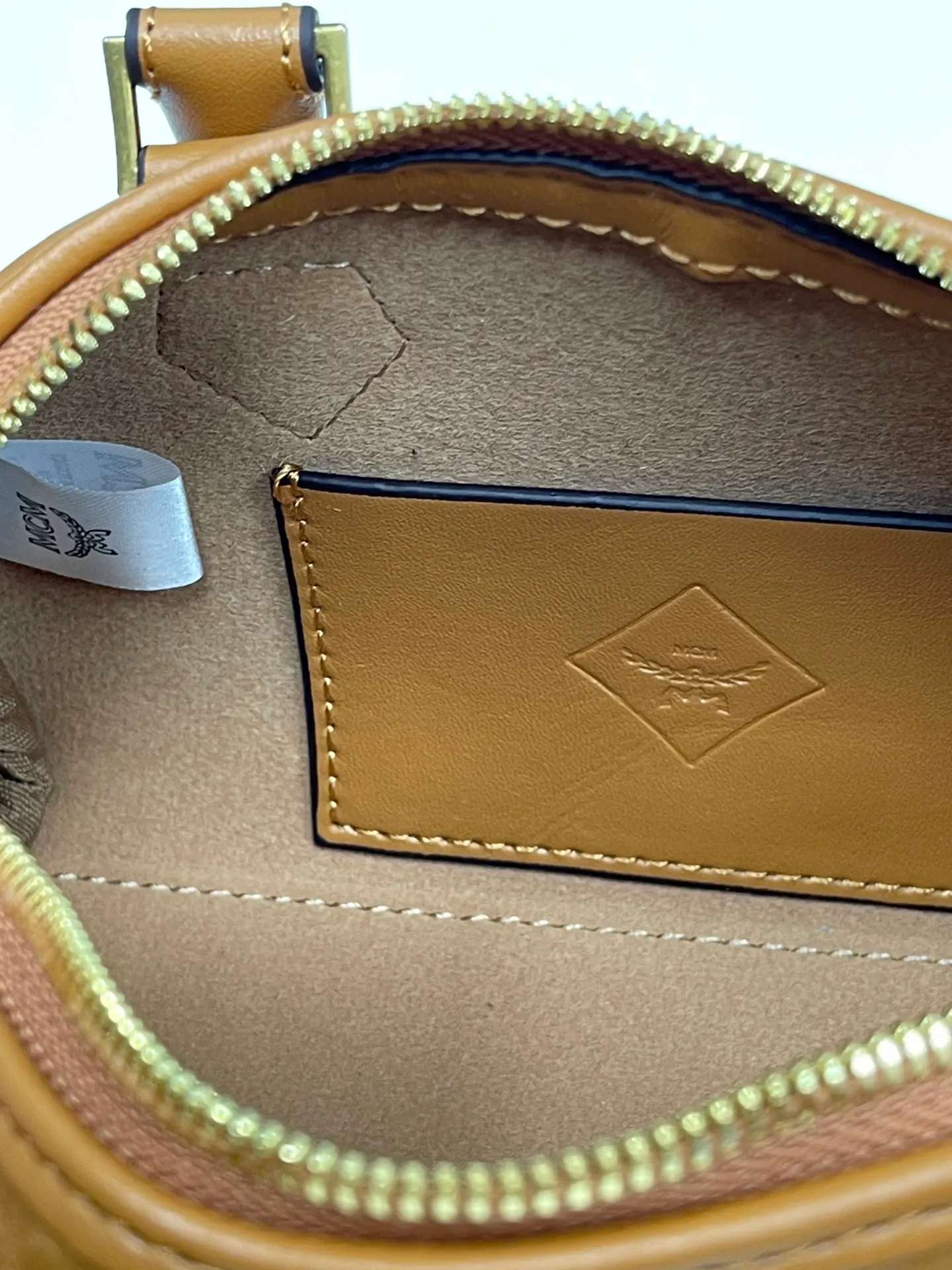 Batch 400💰MCM's new upgrade✈️New Boston mini pillow bag💐with gift box🎁Packaging [Exclusive real shot] Model: 701 Mini Boston With leather tag and engraved logo metal padlock, this Boston handbag is made of classic Visetos materials, which pays tribute to MCM's roots in travel. Its shape is reminiscent of a weekender bag, with clean lines and an extended zipper for easy opening. The workmanship is fine and meticulous. Size: 18*9.5cm