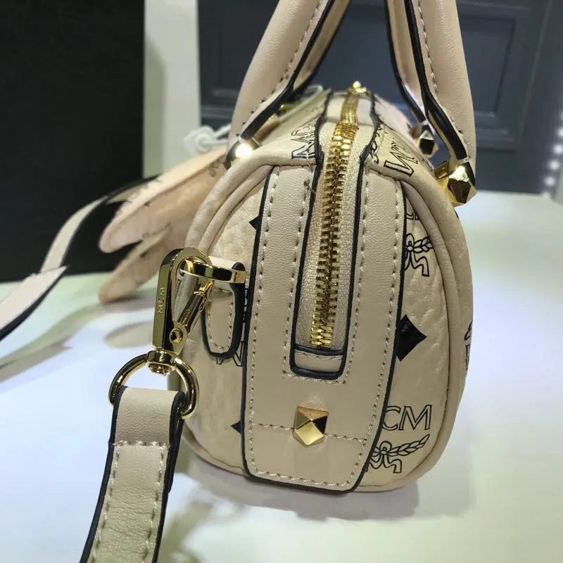 Batch 360💰Exclusive MCM classic 💐Mini pillow with dog pendant】With gorgeous lines and easily detachable practical long and short chain double shoulder straps, Patricia’s classic reappearance... makes people excited. This cross-body bag is professionally crafted with Visetos printing coating, making it classic and timeless. It uses 3D silk screen printing technology. Quite a head turner. Comes with gift box packaging. Size: 🌺8.5X10.5X18.5🔥🔥🔥