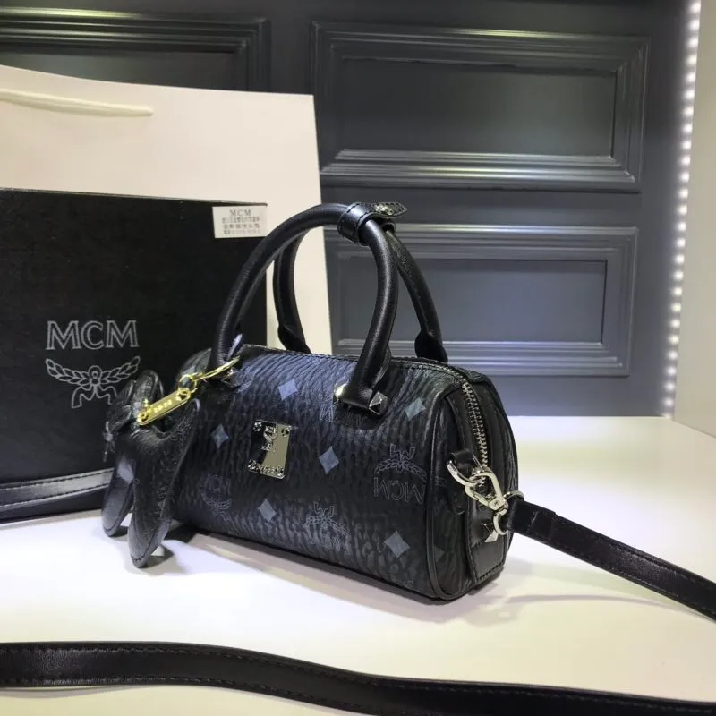 Batch 360💰Exclusive MCM classic 💐Mini pillow with dog pendant】With gorgeous lines and easily detachable practical long and short chain double shoulder straps, Patricia’s classic reappearance... makes people excited. This cross-body bag is professionally crafted with Visetos printing coating, making it classic and timeless. It uses 3D silk screen printing technology. Quite a head turner. Comes with gift box packaging. Size: 🌺8.5X10.5X18.5🔥🔥🔥