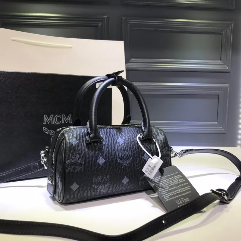 Batch 360💰Exclusive MCM classic 💐Mini pillow with dog pendant】With gorgeous lines and easily detachable practical long and short chain double shoulder straps, Patricia’s classic reappearance... makes people excited. This cross-body bag is professionally crafted with Visetos printing coating, making it classic and timeless. It uses 3D silk screen printing technology. Quite a head turner. Comes with gift box packaging. Size: 🌺8.5X10.5X18.5🔥🔥🔥