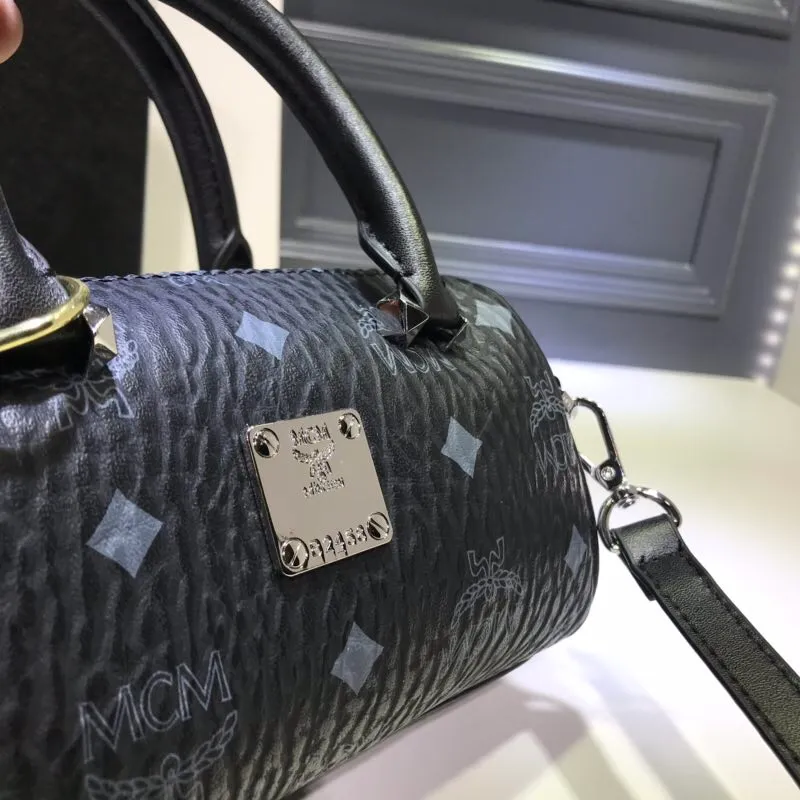 Batch 360💰Exclusive MCM classic 💐Mini pillow with dog pendant】With gorgeous lines and easily detachable practical long and short chain double shoulder straps, Patricia’s classic reappearance... makes people excited. This cross-body bag is professionally crafted with Visetos printing coating, making it classic and timeless. It uses 3D silk screen printing technology. Quite a head turner. Comes with gift box packaging. Size: 🌺8.5X10.5X18.5🔥🔥🔥