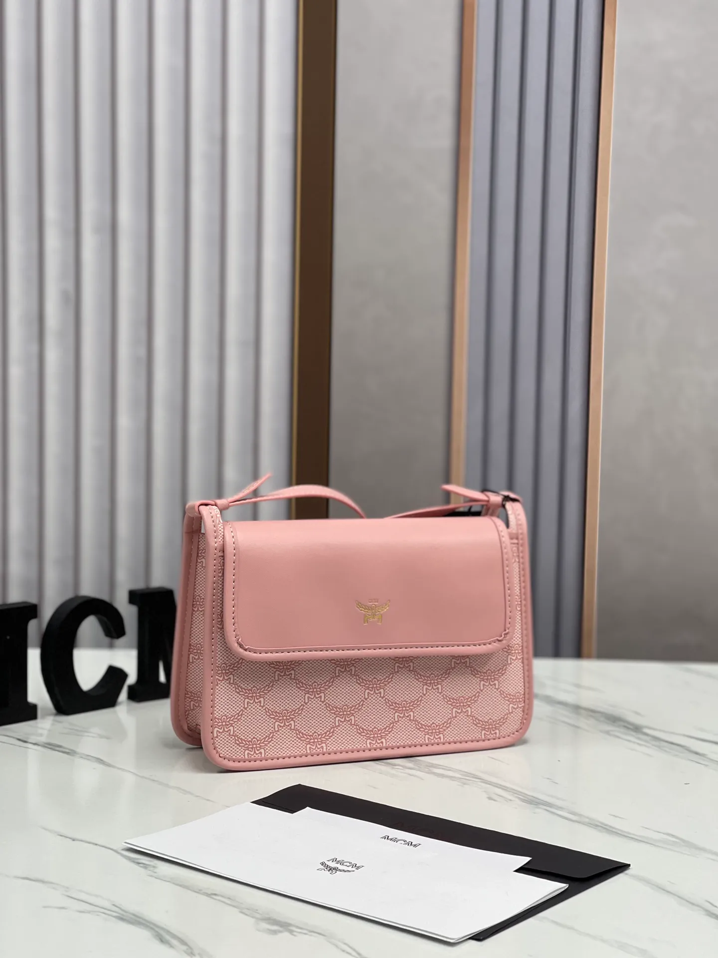 Batch 420💰🌺MCM counter new crossbody bag model 706🔥This crossbody bag is decorated with the classic Lauretos pattern that symbolizes victory. Its modular nature makes it versatile. The bag also comes with a removable flap clutch that attaches to the crossbody bag with a magnetic snap. · Adjustable leather shoulder strap from 100 to 126 cm · Magnetic snap fastening · Removable classic pattern clutch with internal card slot Visetos classic pattern · Gold-tone brass hardware Size 22 · 14 · 6.5