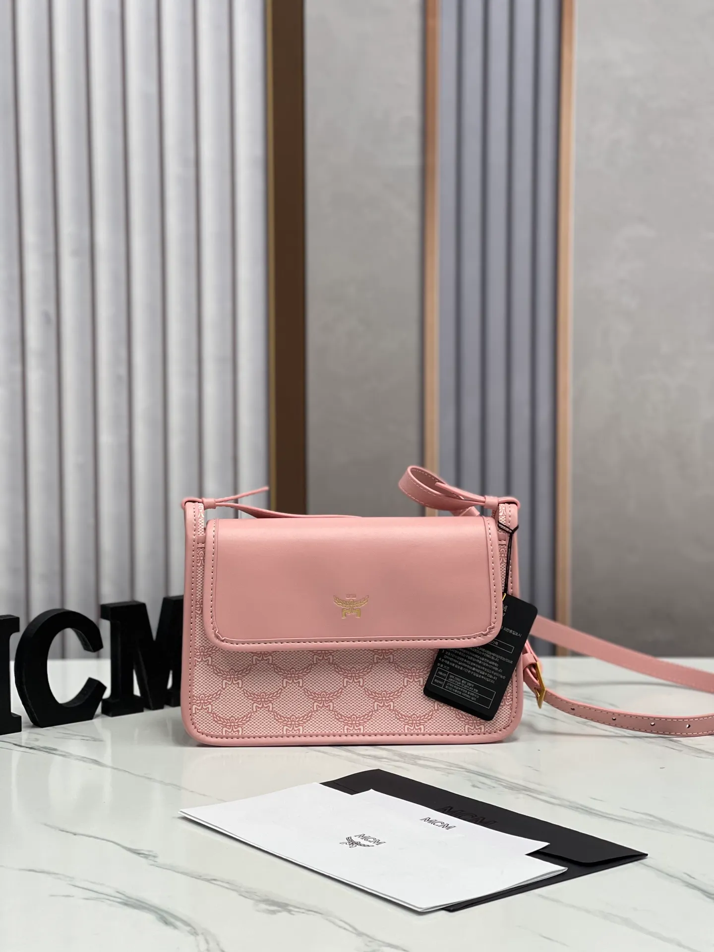 Batch 420💰🌺MCM counter new crossbody bag model 706🔥This crossbody bag is decorated with the classic Lauretos pattern that symbolizes victory. Its modular nature makes it versatile. The bag also comes with a removable flap clutch that attaches to the crossbody bag with a magnetic snap. · Adjustable leather shoulder strap from 100 to 126 cm · Magnetic snap fastening · Removable classic pattern clutch with internal card slot Visetos classic pattern · Gold-tone brass hardware Size 22 · 14 · 6.5