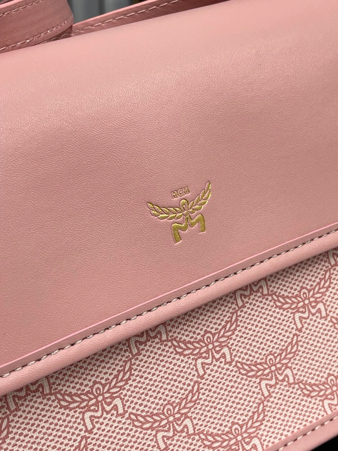 Batch 420💰🌺MCM counter new crossbody bag model 706🔥This crossbody bag is decorated with the classic Lauretos pattern that symbolizes victory. Its modular nature makes it versatile. The bag also comes with a removable flap clutch that attaches to the crossbody bag with a magnetic snap. · Adjustable leather shoulder strap from 100 to 126 cm · Magnetic snap fastening · Removable classic pattern clutch with internal card slot Visetos classic pattern · Gold-tone brass hardware Size 22 · 14 · 6.5
