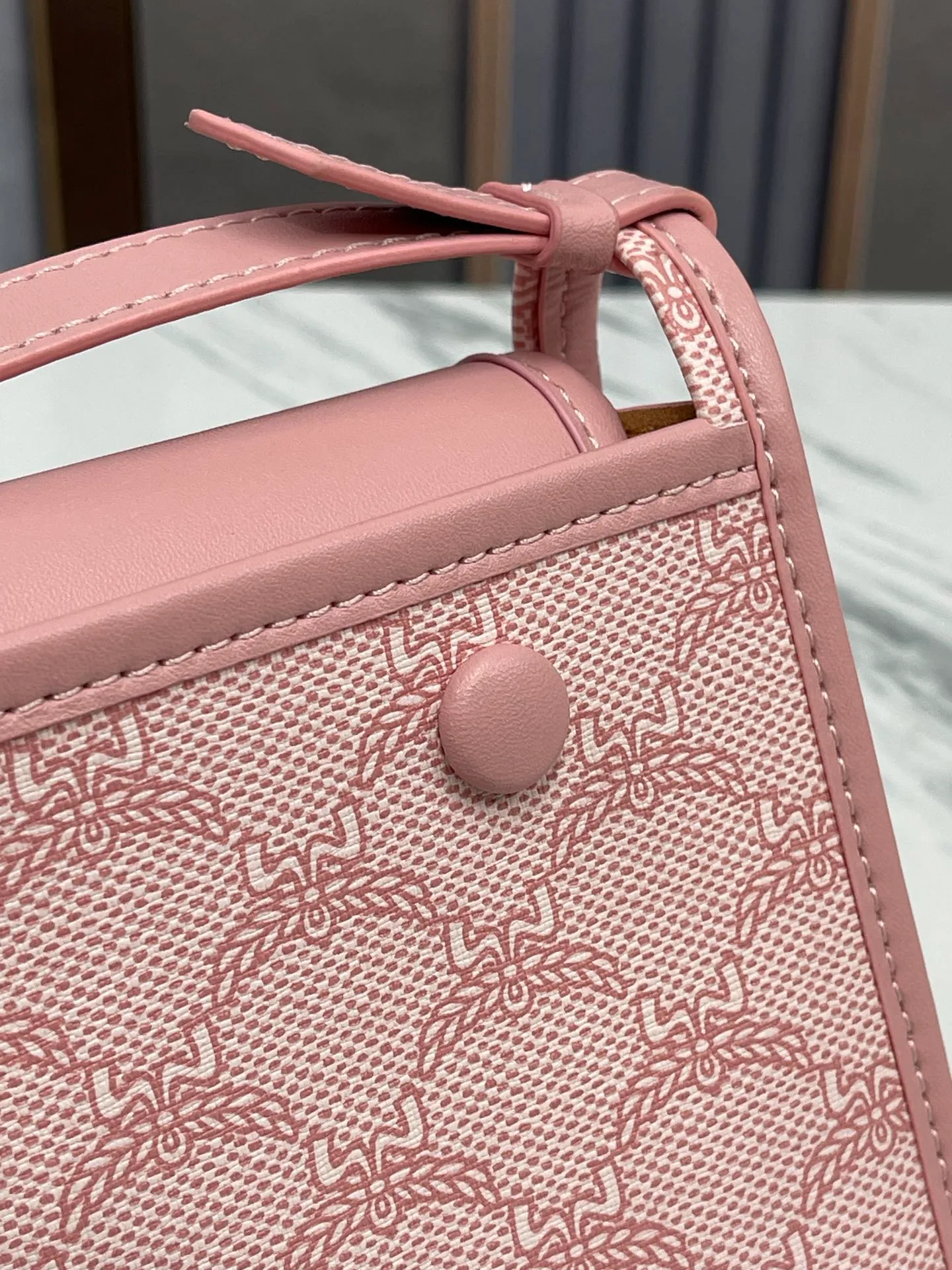 Batch 420💰🌺MCM counter new crossbody bag model 706🔥This crossbody bag is decorated with the classic Lauretos pattern that symbolizes victory. Its modular nature makes it versatile. The bag also comes with a removable flap clutch that attaches to the crossbody bag with a magnetic snap. · Adjustable leather shoulder strap from 100 to 126 cm · Magnetic snap fastening · Removable classic pattern clutch with internal card slot Visetos classic pattern · Gold-tone brass hardware Size 22 · 14 · 6.5