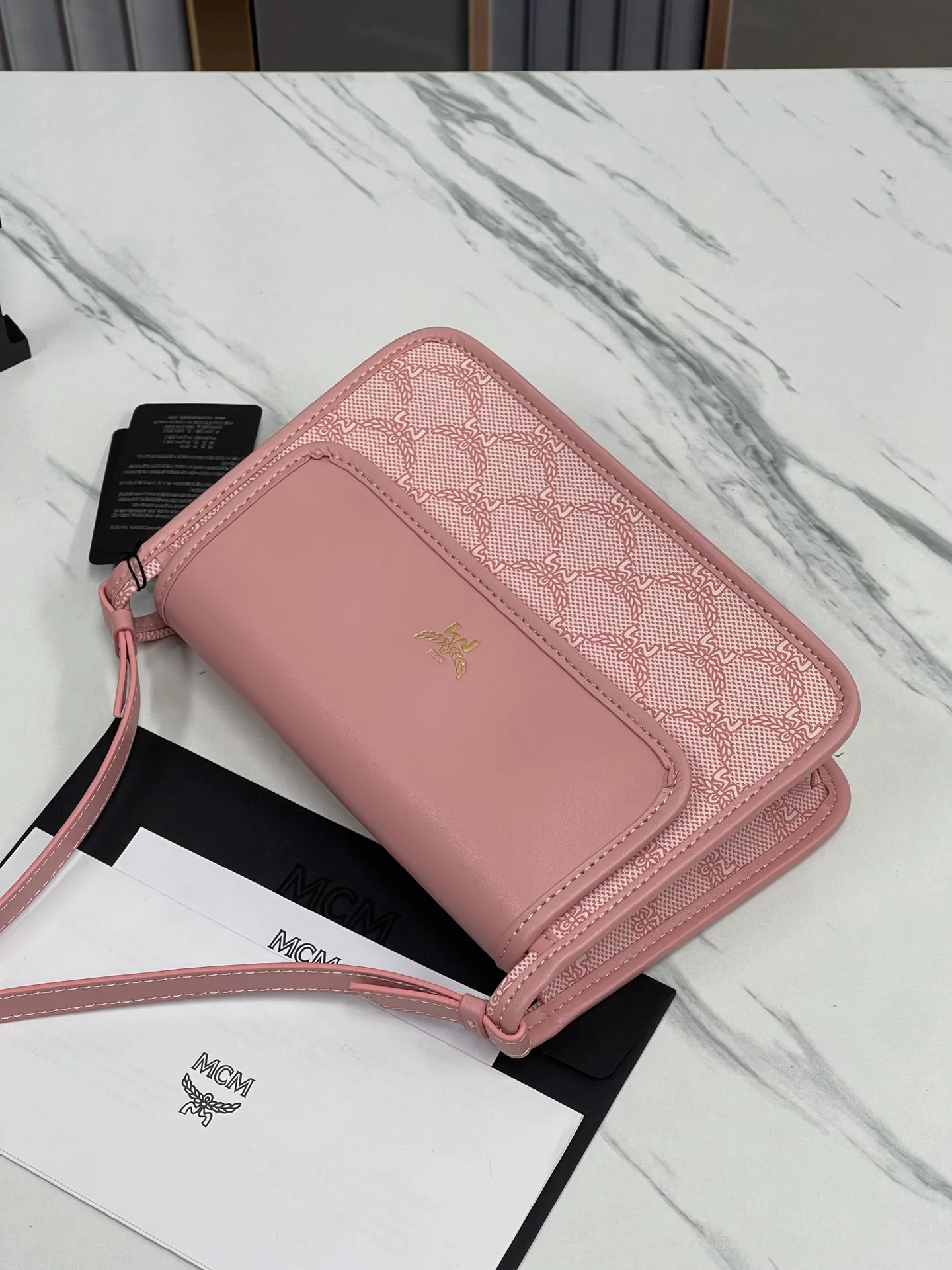 Batch 420💰🌺MCM counter new crossbody bag model 706🔥This crossbody bag is decorated with the classic Lauretos pattern that symbolizes victory. Its modular nature makes it versatile. The bag also comes with a removable flap clutch that attaches to the crossbody bag with a magnetic snap. · Adjustable leather shoulder strap from 100 to 126 cm · Magnetic snap fastening · Removable classic pattern clutch with internal card slot Visetos classic pattern · Gold-tone brass hardware Size 22 · 14 · 6.5