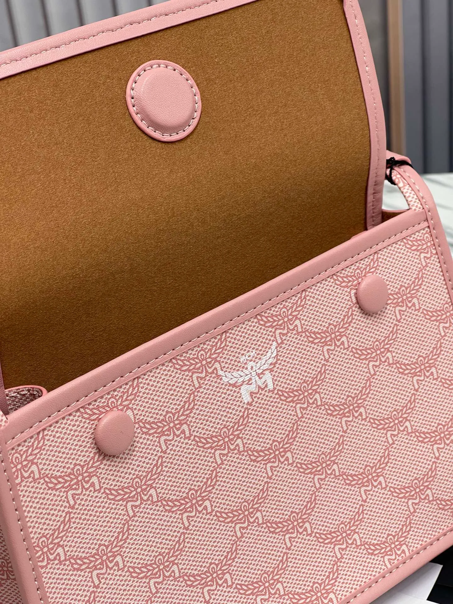 Batch 420💰🌺MCM counter new crossbody bag model 706🔥This crossbody bag is decorated with the classic Lauretos pattern that symbolizes victory. Its modular nature makes it versatile. The bag also comes with a removable flap clutch that attaches to the crossbody bag with a magnetic snap. · Adjustable leather shoulder strap from 100 to 126 cm · Magnetic snap fastening · Removable classic pattern clutch with internal card slot Visetos classic pattern · Gold-tone brass hardware Size 22 · 14 · 6.5