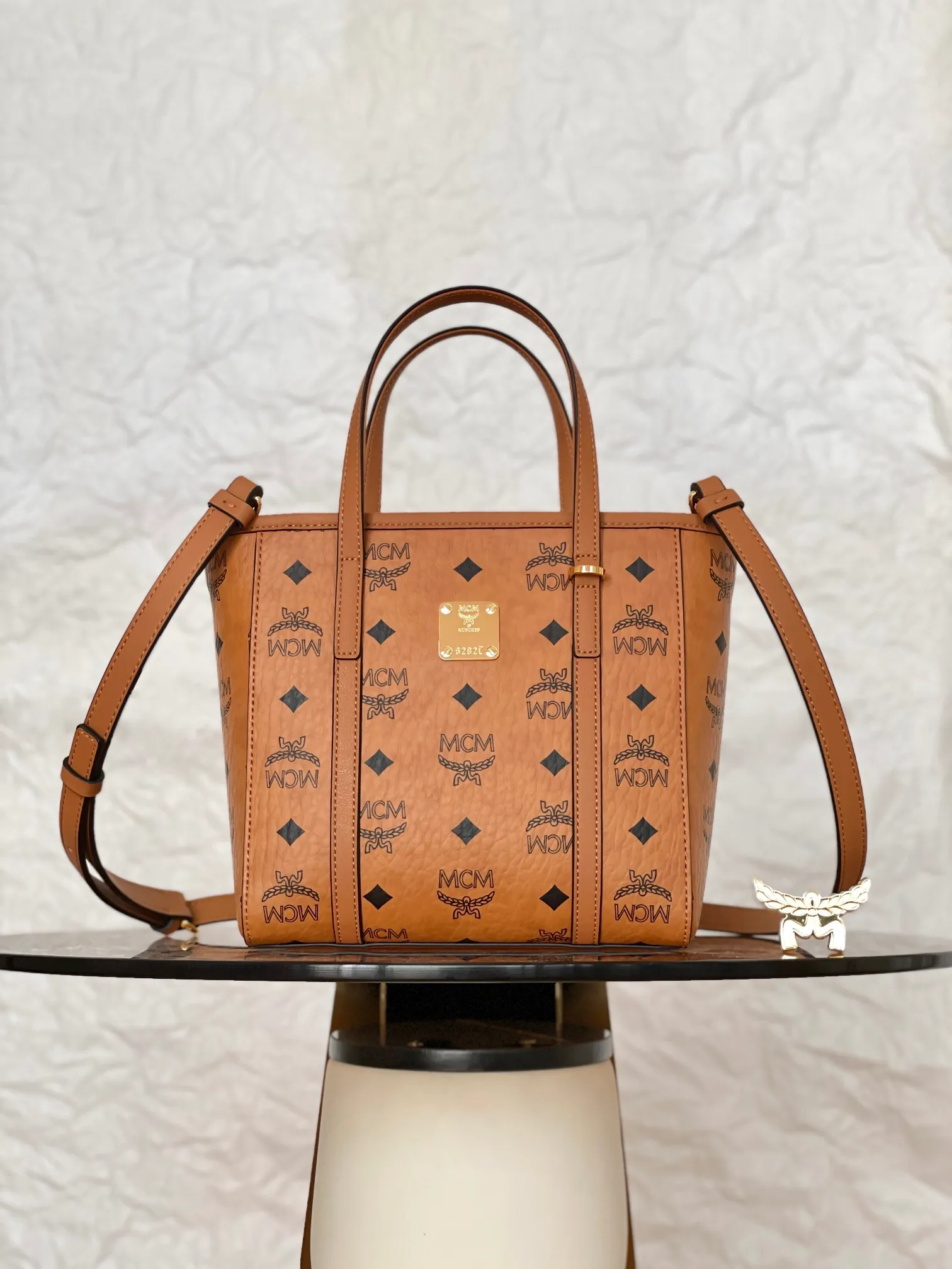 ®Upgraded version® classic vegetable basket shopping bag 𝐌𝐂𝐌 𝐀𝐫𝐞𝐧 𝐓𝐨𝐧𝐢 𝐕𝐢𝐬𝐞𝐭𝐨𝐬 𝐦𝐢𝐧𝐢👜 💰P520 Exclusive®️Classic Cognac Brown™ upgrade 🉑️Single shoulder🉑️Crossbody. The new version is on sale simultaneously on the official website! Super classic vegetable basket! Matching, daily use, functionality, and cost-effectiveness are all key points! A very good bag. Inherited classic design, multiple carrying methods to choose from, simple and elegant, and very practical.  Size: 19*9.5*18.5cm Shoulder strap: 98-114cm/detachable Handle: drop length 10cm Color: cognac/brown 🏾 520 comes with box