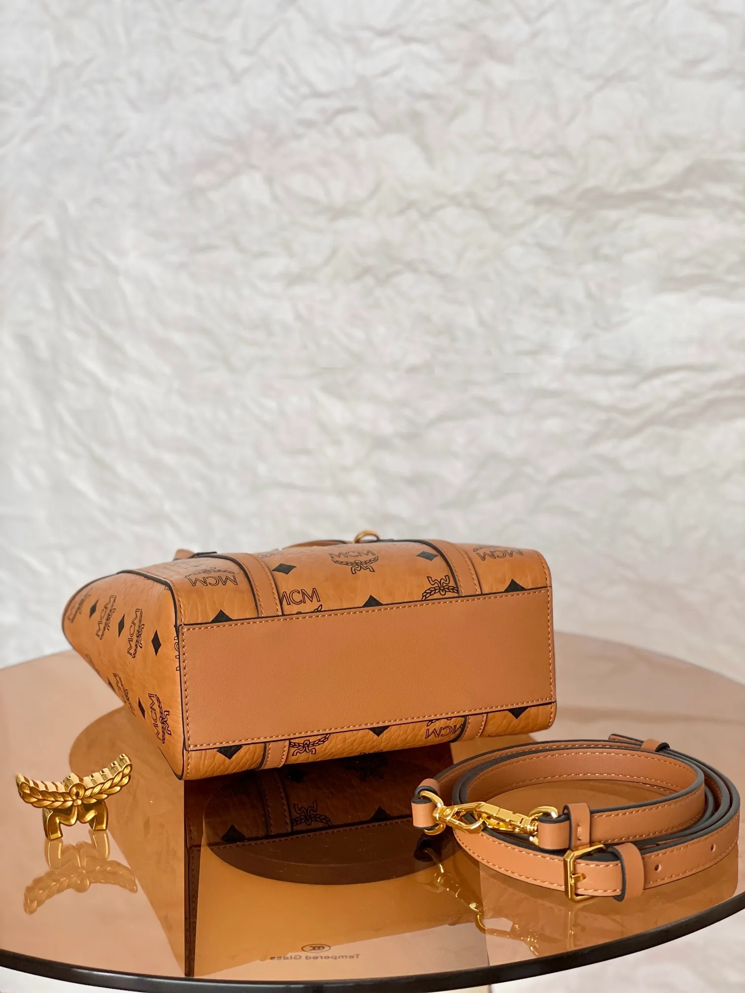 ®Upgraded version® classic vegetable basket shopping bag 𝐌𝐂𝐌 𝐀𝐫𝐞𝐧 𝐓𝐨𝐧𝐢 𝐕𝐢𝐬𝐞𝐭𝐨𝐬 𝐦𝐢𝐧𝐢👜 💰P520 Exclusive®️Classic Cognac Brown™ upgrade 🉑️Single shoulder🉑️Crossbody. The new version is on sale simultaneously on the official website! Super classic vegetable basket! Matching, daily use, functionality, and cost-effectiveness are all key points! A very good bag. Inherited classic design, multiple carrying methods to choose from, simple and elegant, and very practical.  Size: 19*9.5*18.5cm Shoulder strap: 98-114cm/detachable Handle: drop length 10cm Color: cognac/brown 🏾 520 comes with box