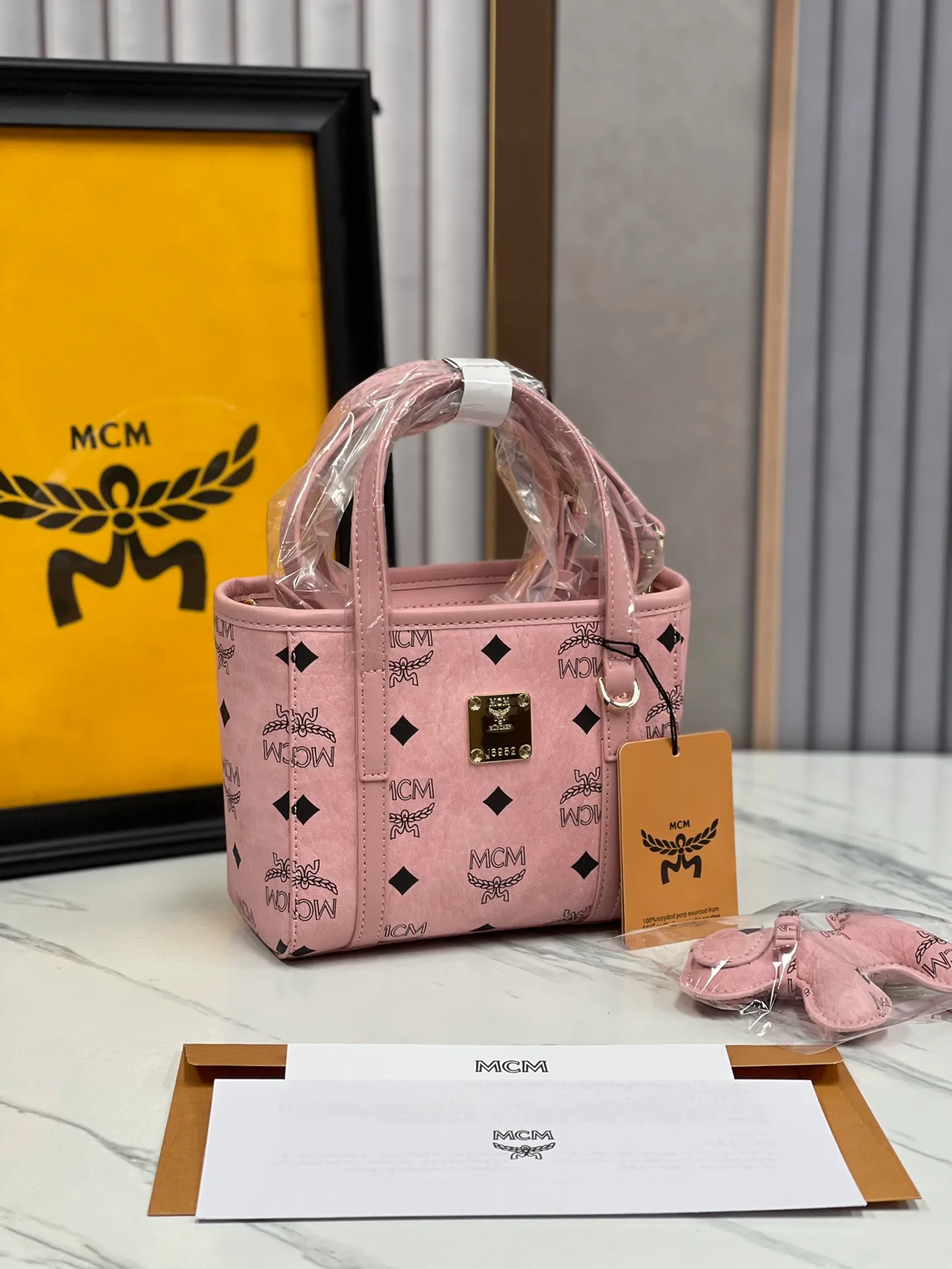 Batch 360💰🎋MCM counter new color new mini vegetable basket🧺Sakura pink·🌸·New upgraded version·High quality✈️ Comes with environmentally friendly gift box♻️🎁Packaging model: Toni Visetos shopping bag has a new look, super beautiful👗 This compact shopping bag is multi-functional and will last forever. Don't let the size of this mini tote fool you, it's designed with spacious interior and exterior compartments to store all your small essentials. The cotton canvas lining features a print inspired by street fashion, subtly retaining MCM's adventurous aesthetic. Pair it with the included cross-body strap for hands-free functionality and greater portability. 16*14🌸