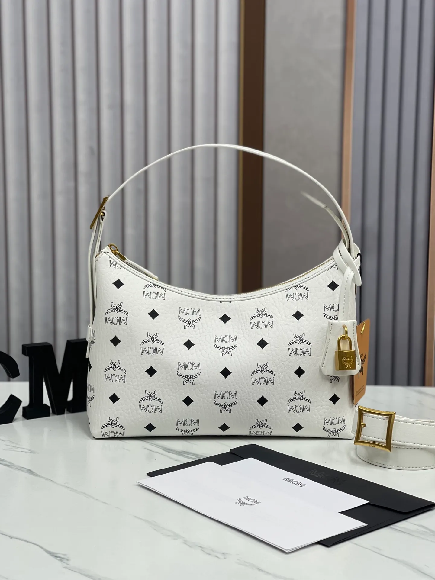 Batch 430💰MCM newly upgraded ✈️With counter environmentally friendly ♻️gift box [early spring new product] MCM AREN small Hobo croissant model: croissant small armpit bag single shoulder crossbody bag (comes with extension strap) detachable leather tag decorated with carved Logo padlock. Zipper closure, 🎁 size 26X9X19