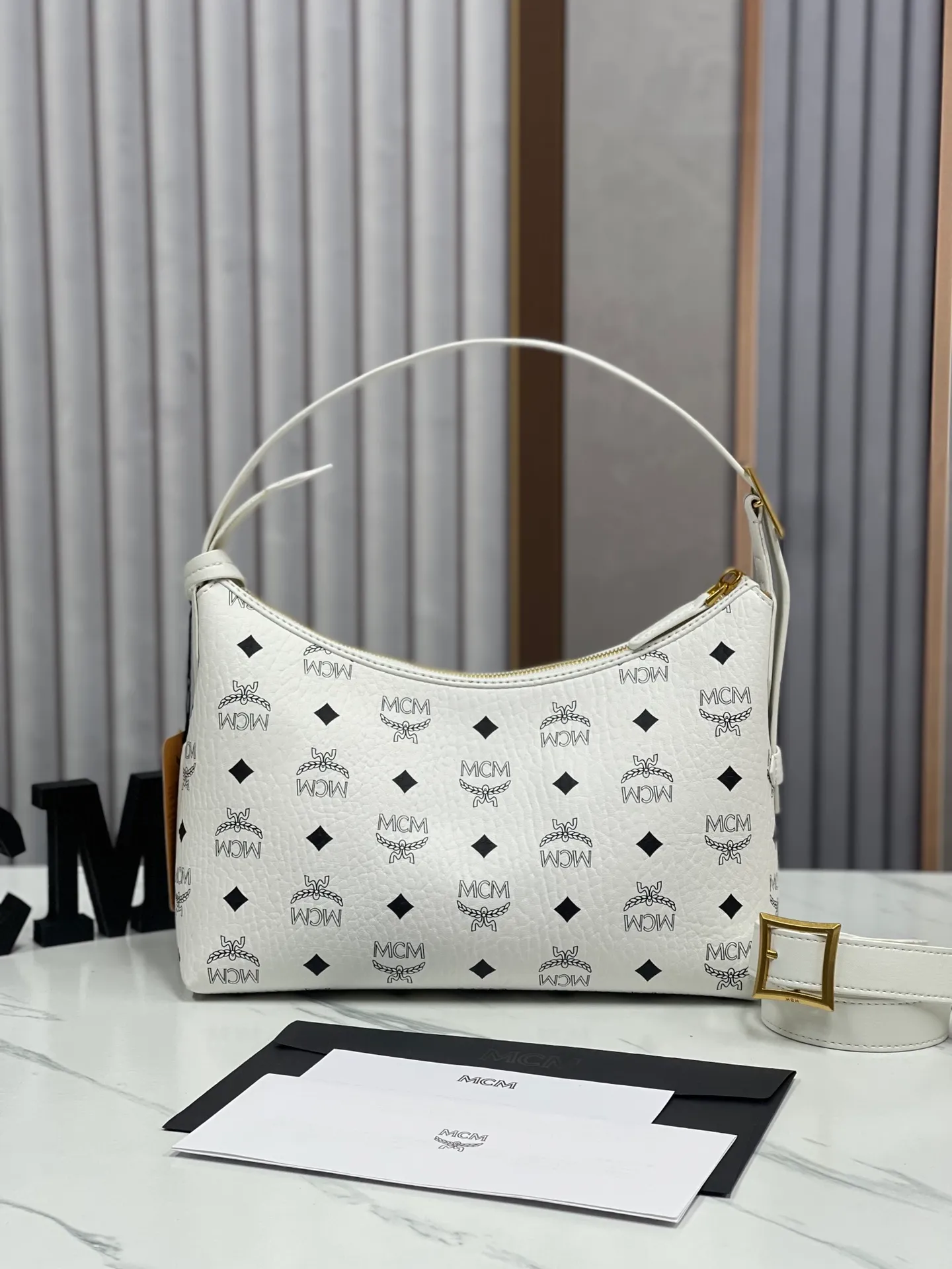 Batch 430💰MCM newly upgraded ✈️With counter environmentally friendly ♻️gift box [early spring new product] MCM AREN small Hobo croissant model: croissant small armpit bag single shoulder crossbody bag (comes with extension strap) detachable leather tag decorated with carved Logo padlock. Zipper closure, 🎁 size 26X9X19