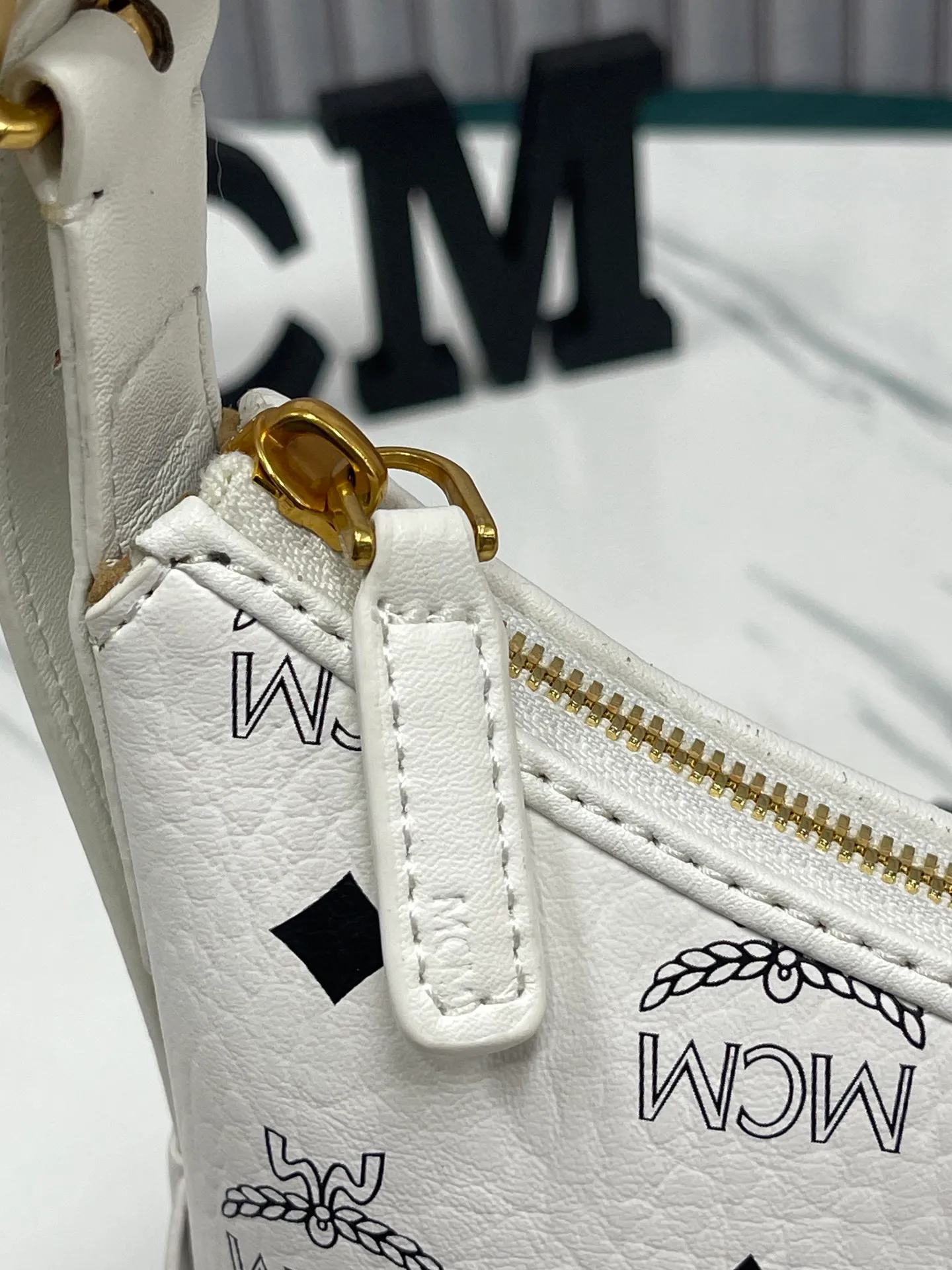 Batch 430💰MCM newly upgraded ✈️With counter environmentally friendly ♻️gift box [early spring new product] MCM AREN small Hobo croissant model: croissant small armpit bag single shoulder crossbody bag (comes with extension strap) detachable leather tag decorated with carved Logo padlock. Zipper closure, 🎁 size 26X9X19