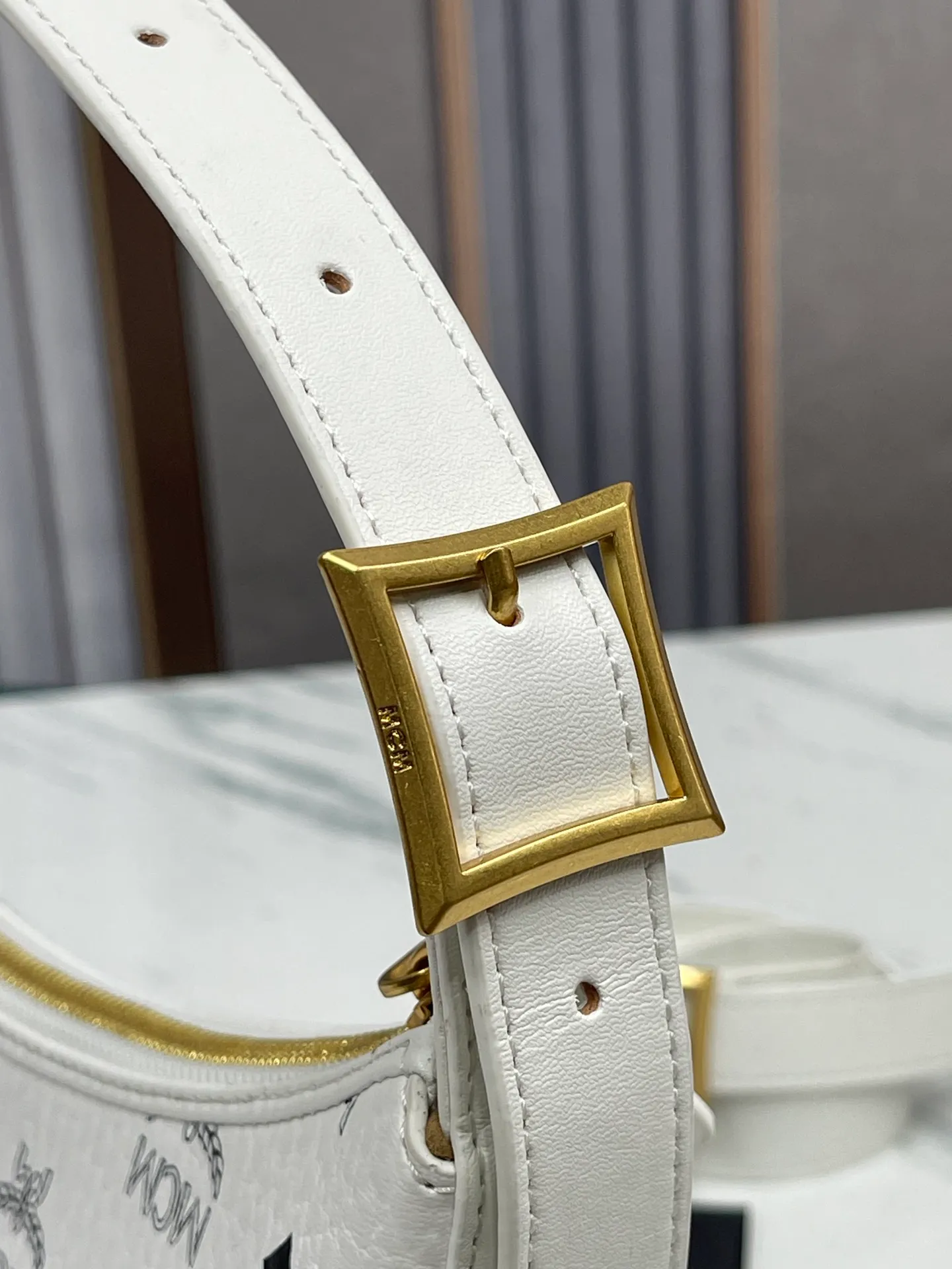 Batch 430💰MCM newly upgraded ✈️With counter environmentally friendly ♻️gift box [early spring new product] MCM AREN small Hobo croissant model: croissant small armpit bag single shoulder crossbody bag (comes with extension strap) detachable leather tag decorated with carved Logo padlock. Zipper closure, 🎁 size 26X9X19
