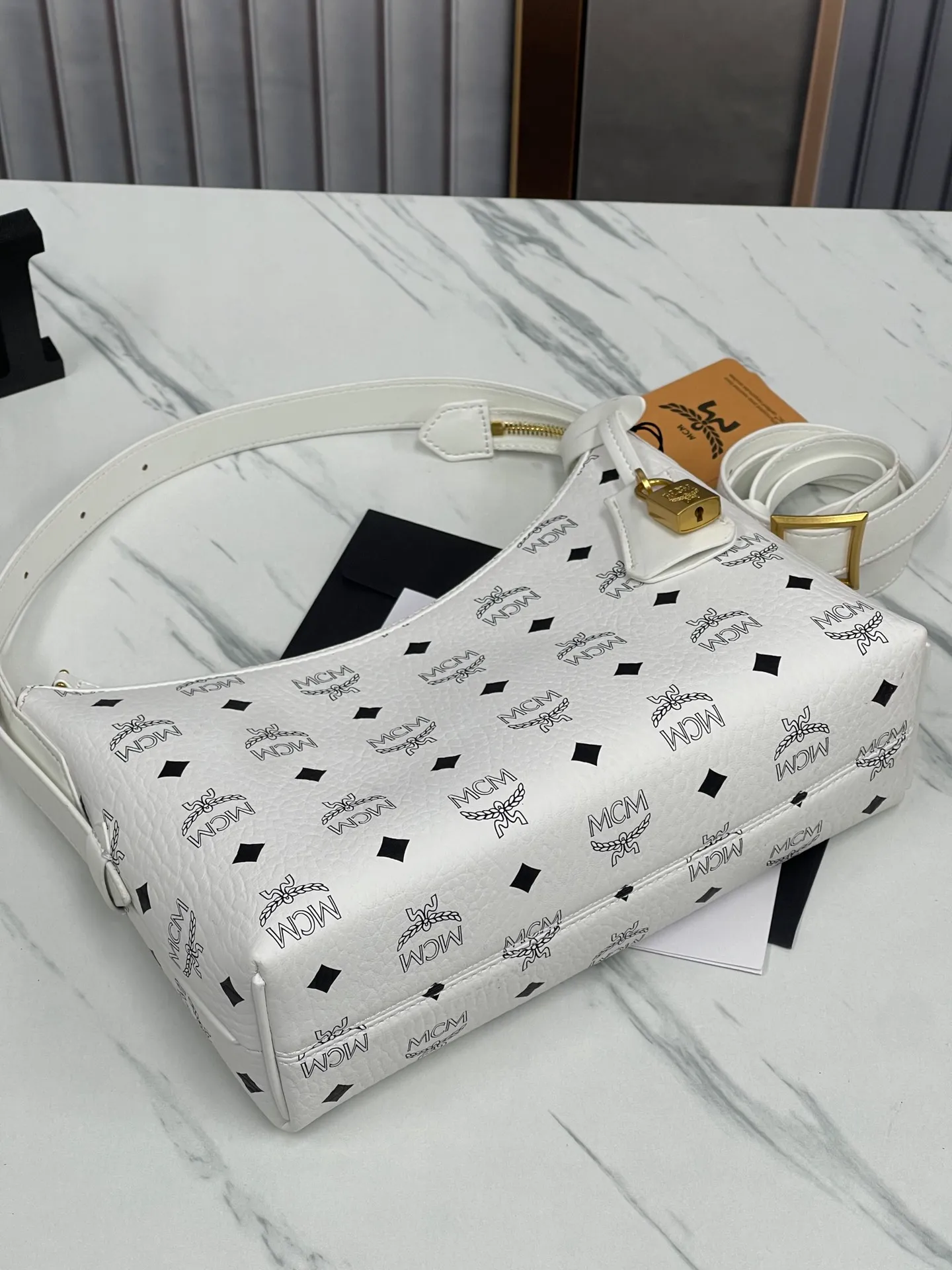 Batch 430💰MCM newly upgraded ✈️With counter environmentally friendly ♻️gift box [early spring new product] MCM AREN small Hobo croissant model: croissant small armpit bag single shoulder crossbody bag (comes with extension strap) detachable leather tag decorated with carved Logo padlock. Zipper closure, 🎁 size 26X9X19