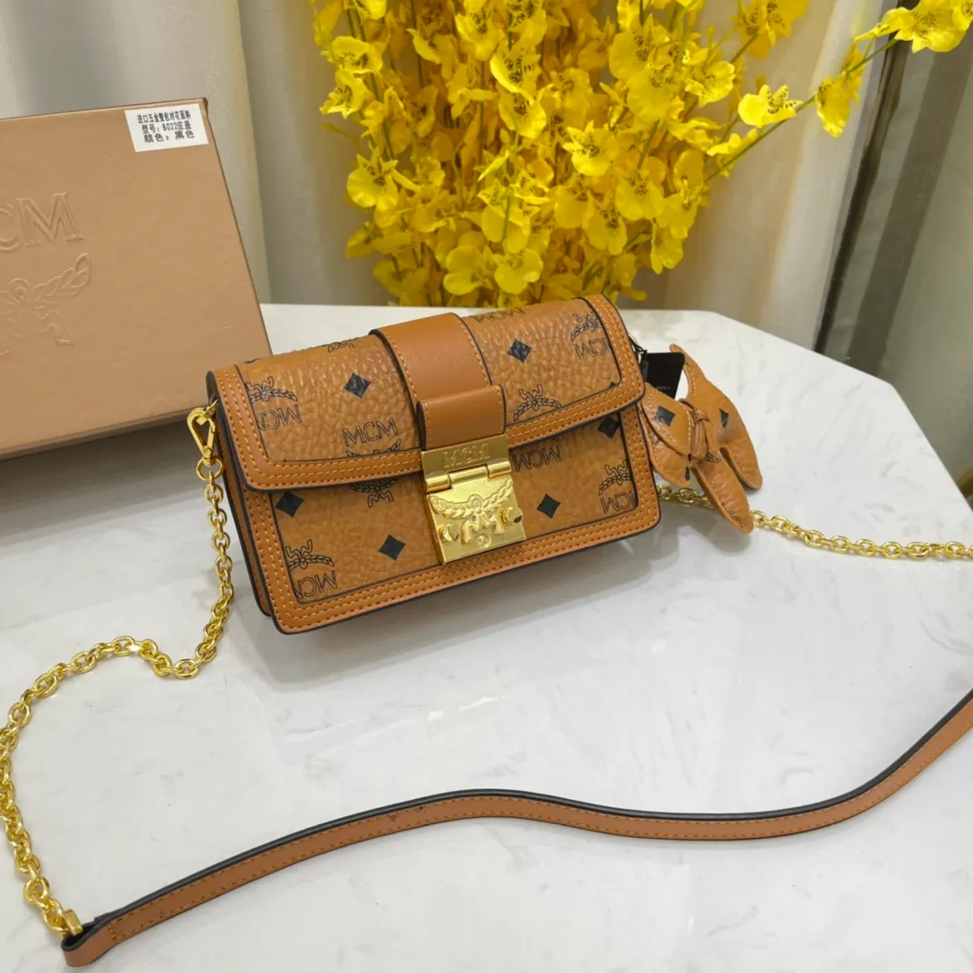 Batch 400💰Mcm Chain Small Square Bag Patricia Crossbody Bag Shoulder Bag, Model: 8021🌸Made of coated canvas, accordion-style compartment, internal coin pocket, cash compartment and multiple card slots, with laurel lock on the outside. Paired with a detachable chain⛓️, it can be held by hand or carried on the shoulder and packaged in a gift box. Size: 19*5*12cm. 🌸