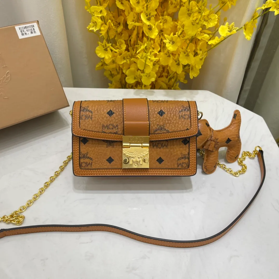 Batch 400💰Mcm Chain Small Square Bag Patricia Crossbody Bag Shoulder Bag, Model: 8021🌸Made of coated canvas, accordion-style compartment, internal coin pocket, cash compartment and multiple card slots, with laurel lock on the outside. Paired with a detachable chain⛓️, it can be held by hand or carried on the shoulder and packaged in a gift box. Size: 19*5*12cm. 🌸