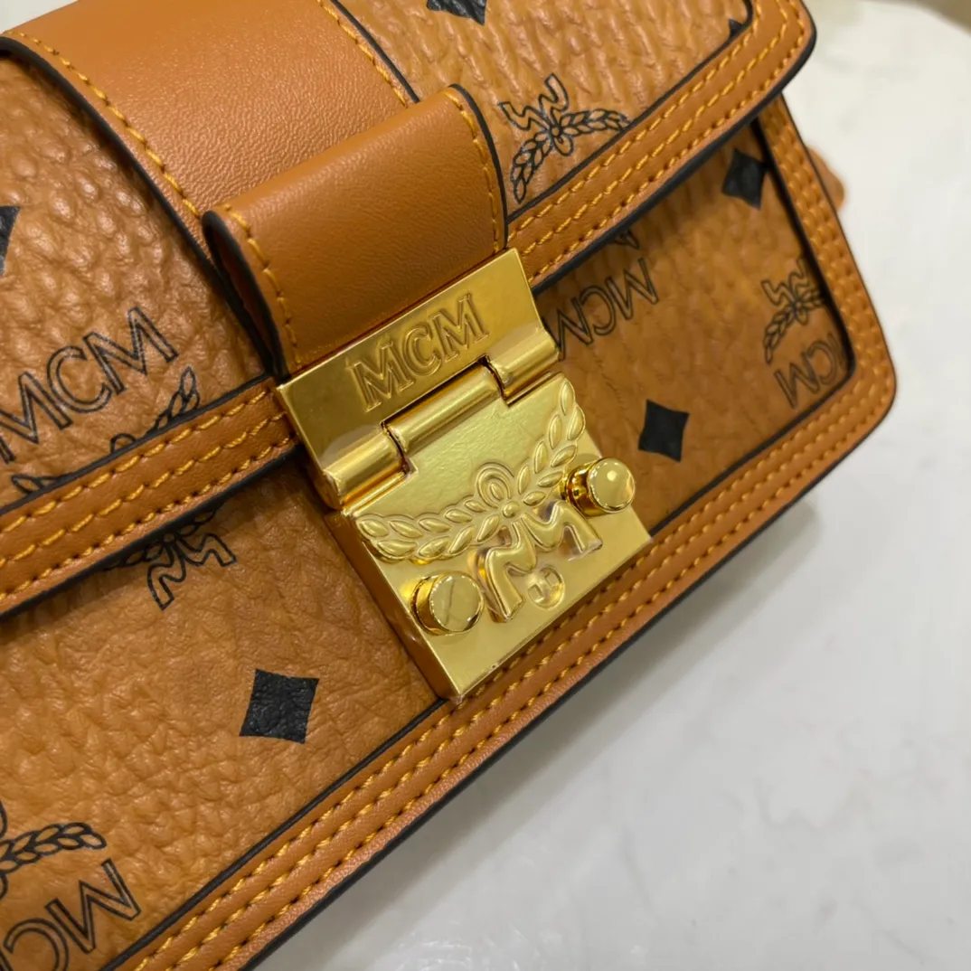 Batch 400💰Mcm Chain Small Square Bag Patricia Crossbody Bag Shoulder Bag, Model: 8021🌸Made of coated canvas, accordion-style compartment, internal coin pocket, cash compartment and multiple card slots, with laurel lock on the outside. Paired with a detachable chain⛓️, it can be held by hand or carried on the shoulder and packaged in a gift box. Size: 19*5*12cm. 🌸