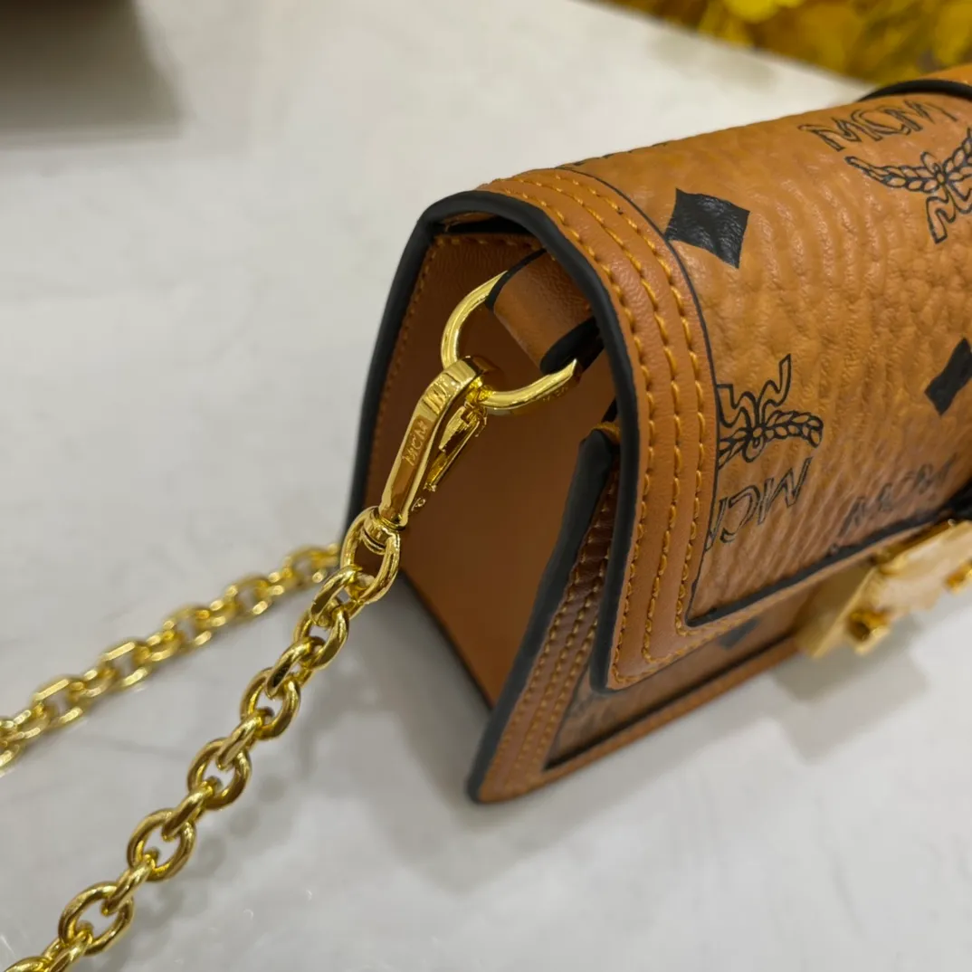 Batch 400💰Mcm Chain Small Square Bag Patricia Crossbody Bag Shoulder Bag, Model: 8021🌸Made of coated canvas, accordion-style compartment, internal coin pocket, cash compartment and multiple card slots, with laurel lock on the outside. Paired with a detachable chain⛓️, it can be held by hand or carried on the shoulder and packaged in a gift box. Size: 19*5*12cm. 🌸