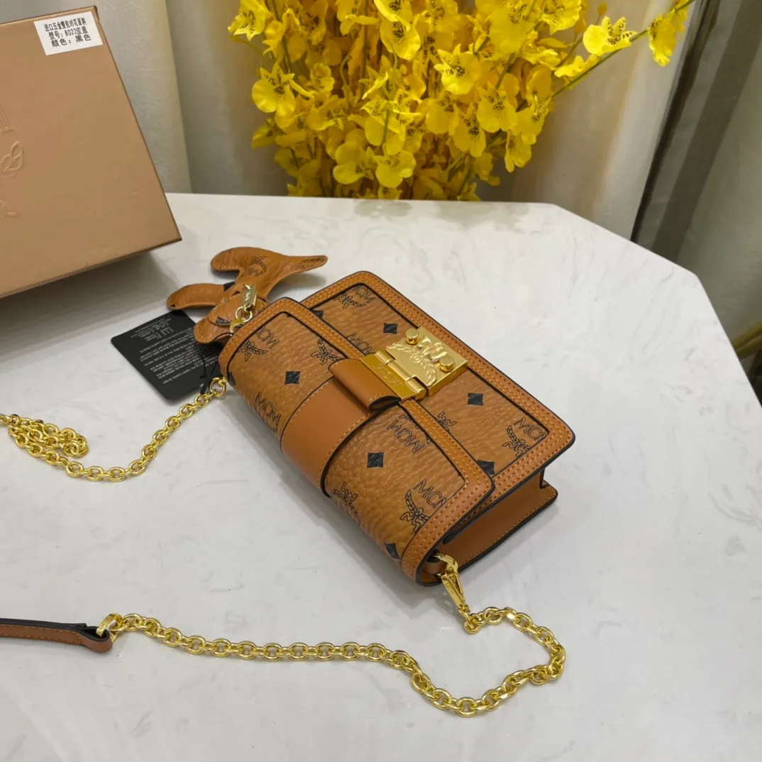 Batch 400💰Mcm Chain Small Square Bag Patricia Crossbody Bag Shoulder Bag, Model: 8021🌸Made of coated canvas, accordion-style compartment, internal coin pocket, cash compartment and multiple card slots, with laurel lock on the outside. Paired with a detachable chain⛓️, it can be held by hand or carried on the shoulder and packaged in a gift box. Size: 19*5*12cm. 🌸