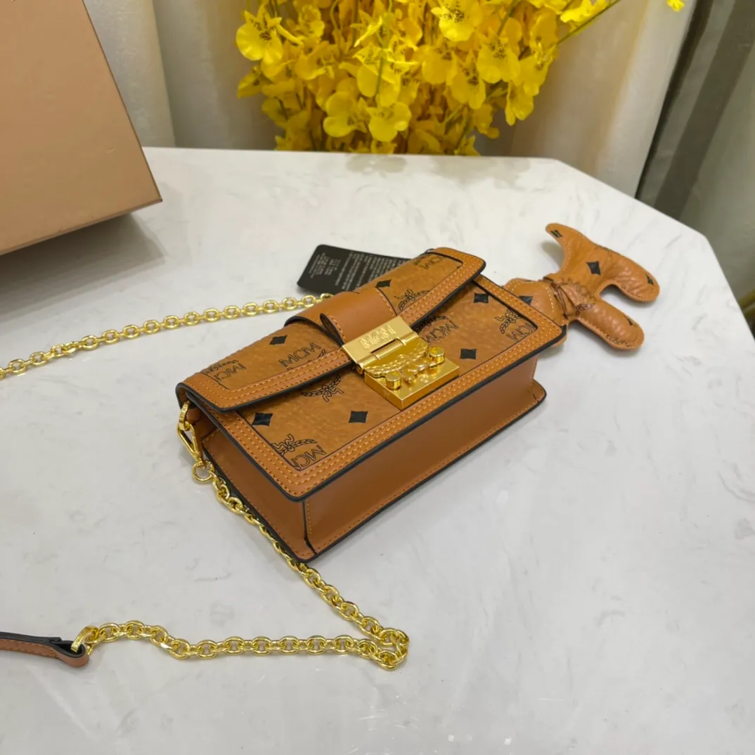 Batch 400💰Mcm Chain Small Square Bag Patricia Crossbody Bag Shoulder Bag, Model: 8021🌸Made of coated canvas, accordion-style compartment, internal coin pocket, cash compartment and multiple card slots, with laurel lock on the outside. Paired with a detachable chain⛓️, it can be held by hand or carried on the shoulder and packaged in a gift box. Size: 19*5*12cm. 🌸