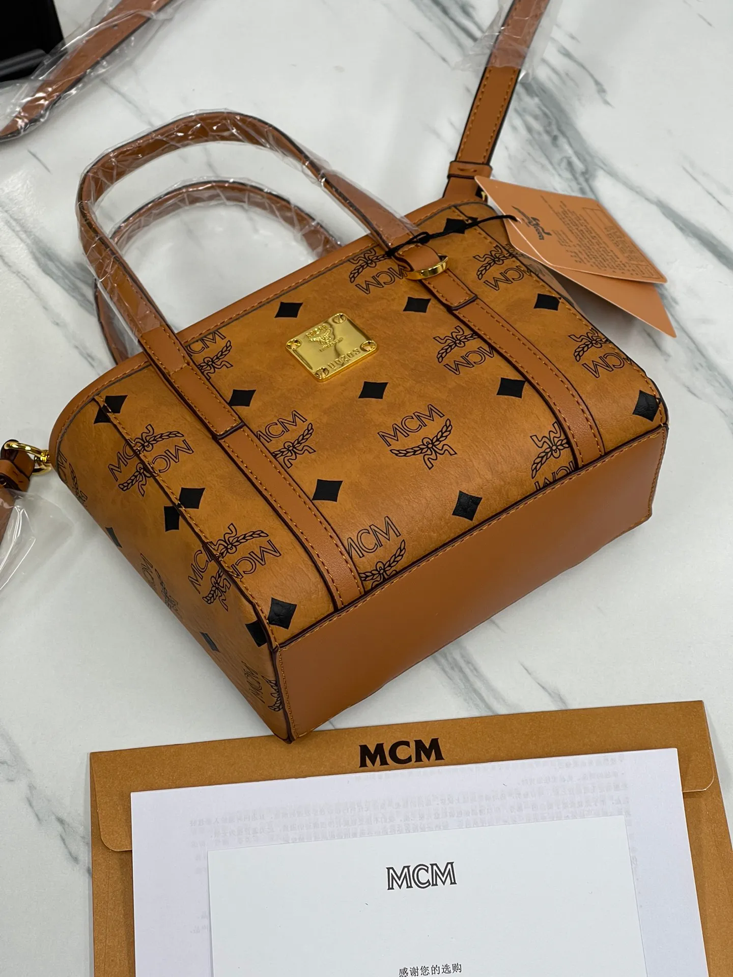Batch 360💰🎋MCM counter new style·Mini vegetable basket🧺🌸·New upgraded version·High quality✈️ Comes with an environmentally friendly gift box♻️🎁Packaging model: Toni Visetos shopping bag has a new look, super beautiful👗 This compact shopping bag is multi-functional and will last forever. Don't let the size of this mini tote fool you, it's designed with spacious interior and exterior compartments to store all your small essentials. The cotton canvas lining features a print inspired by street fashion, subtly retaining MCM's adventurous aesthetic. Pair it with the included cross-body strap for hands-free functionality and greater portability. 16*14🌸