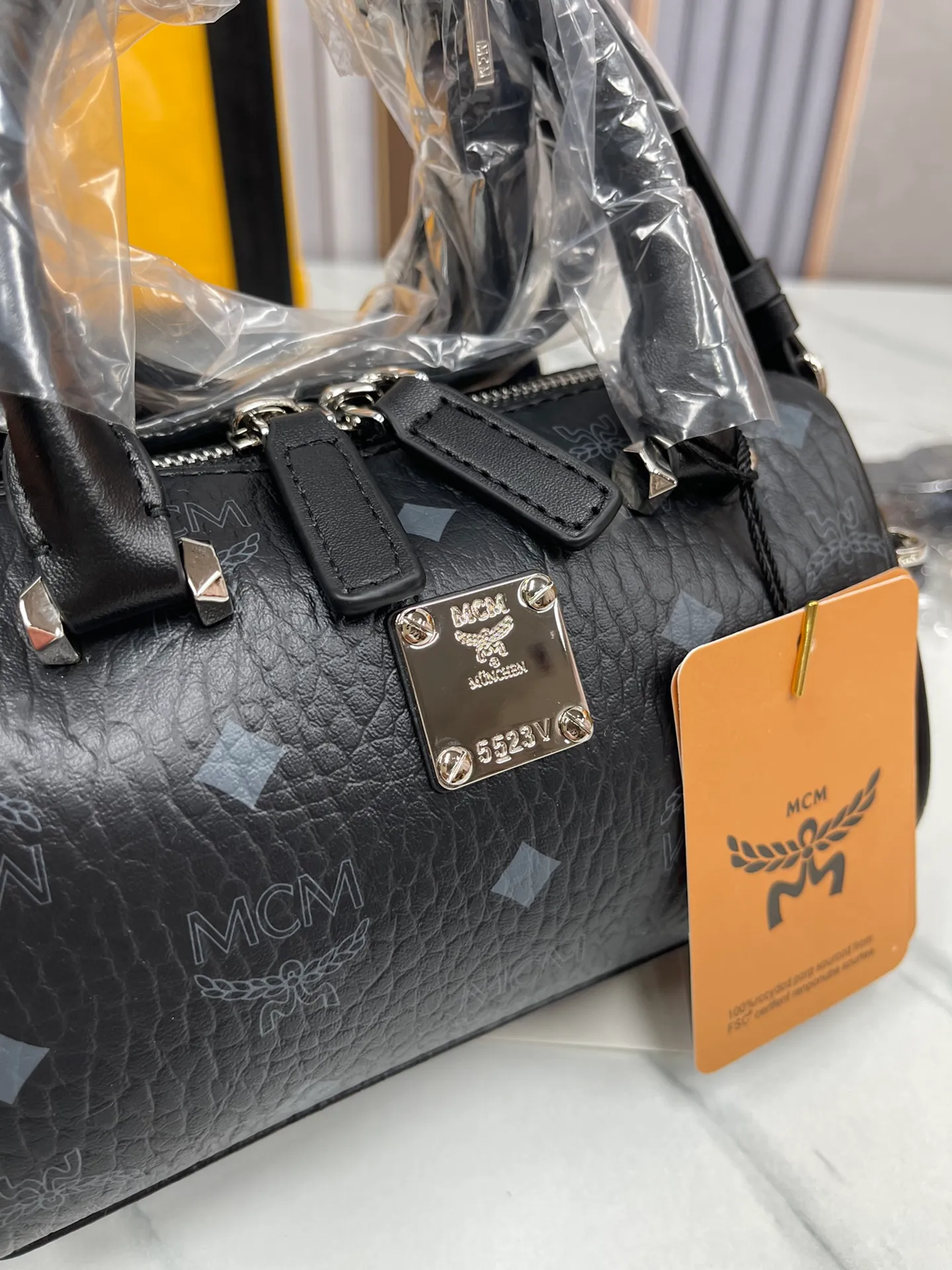 P380💰MCM new upgraded version✈️·High quality💐With gift box🎁Packaging [Exclusive real shot] Model Mini Boston This Boston handbag is made of classic Visetos material, which expresses tribute to MCM's roots in travel. Its shape is reminiscent of a weekender bag, with clean lines and an extended zipper for easy opening. The workmanship is meticulous and meticulous, with the top handles wrapped, stitched and edge-painted by hand. Size: 18*9.5cm