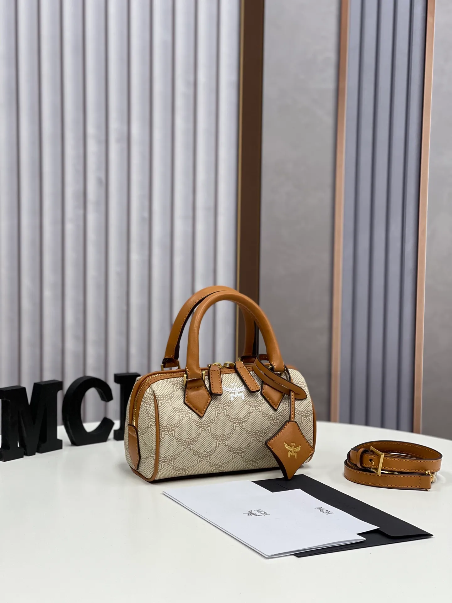 Batch 400💰MCM's new upgrade✈️New Boston mini pillow bag💐with gift box🎁Packaging [Exclusive real shot] Model: 701 Mini Boston With leather tag and engraved logo metal padlock, this Boston handbag is made of classic Visetos materials, which pays tribute to MCM's roots in travel. Its shape is reminiscent of a weekender bag, with clean lines and an extended zipper for easy opening. The workmanship is fine and meticulous. Size: 18*9.5cm