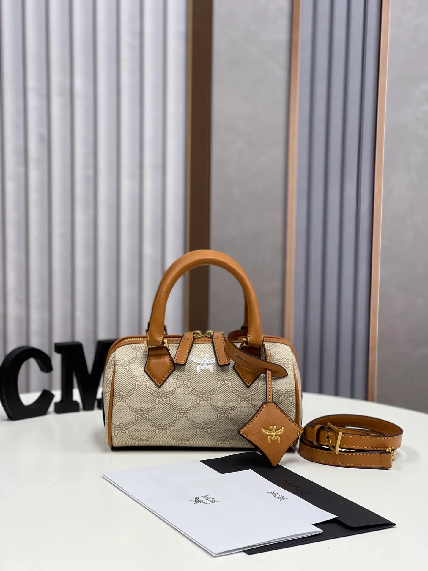 Batch 400💰MCM's new upgrade✈️New Boston mini pillow bag💐with gift box🎁Packaging [Exclusive real shot] Model: 701 Mini Boston With leather tag and engraved logo metal padlock, this Boston handbag is made of classic Visetos materials, which pays tribute to MCM's roots in travel. Its shape is reminiscent of a weekender bag, with clean lines and an extended zipper for easy opening. The workmanship is fine and meticulous. Size: 18*9.5cm