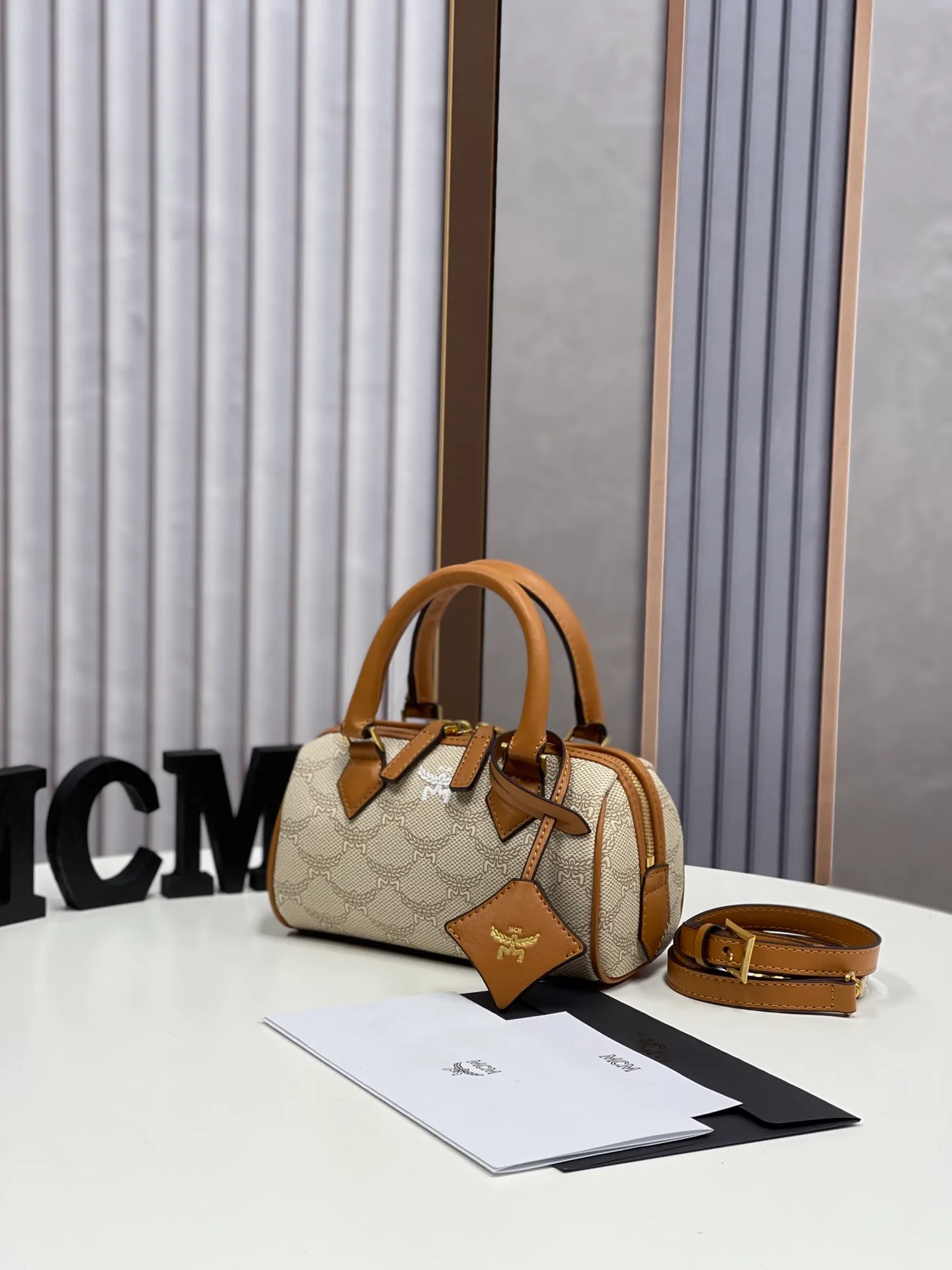 Batch 400💰MCM's new upgrade✈️New Boston mini pillow bag💐with gift box🎁Packaging [Exclusive real shot] Model: 701 Mini Boston With leather tag and engraved logo metal padlock, this Boston handbag is made of classic Visetos materials, which pays tribute to MCM's roots in travel. Its shape is reminiscent of a weekender bag, with clean lines and an extended zipper for easy opening. The workmanship is fine and meticulous. Size: 18*9.5cm