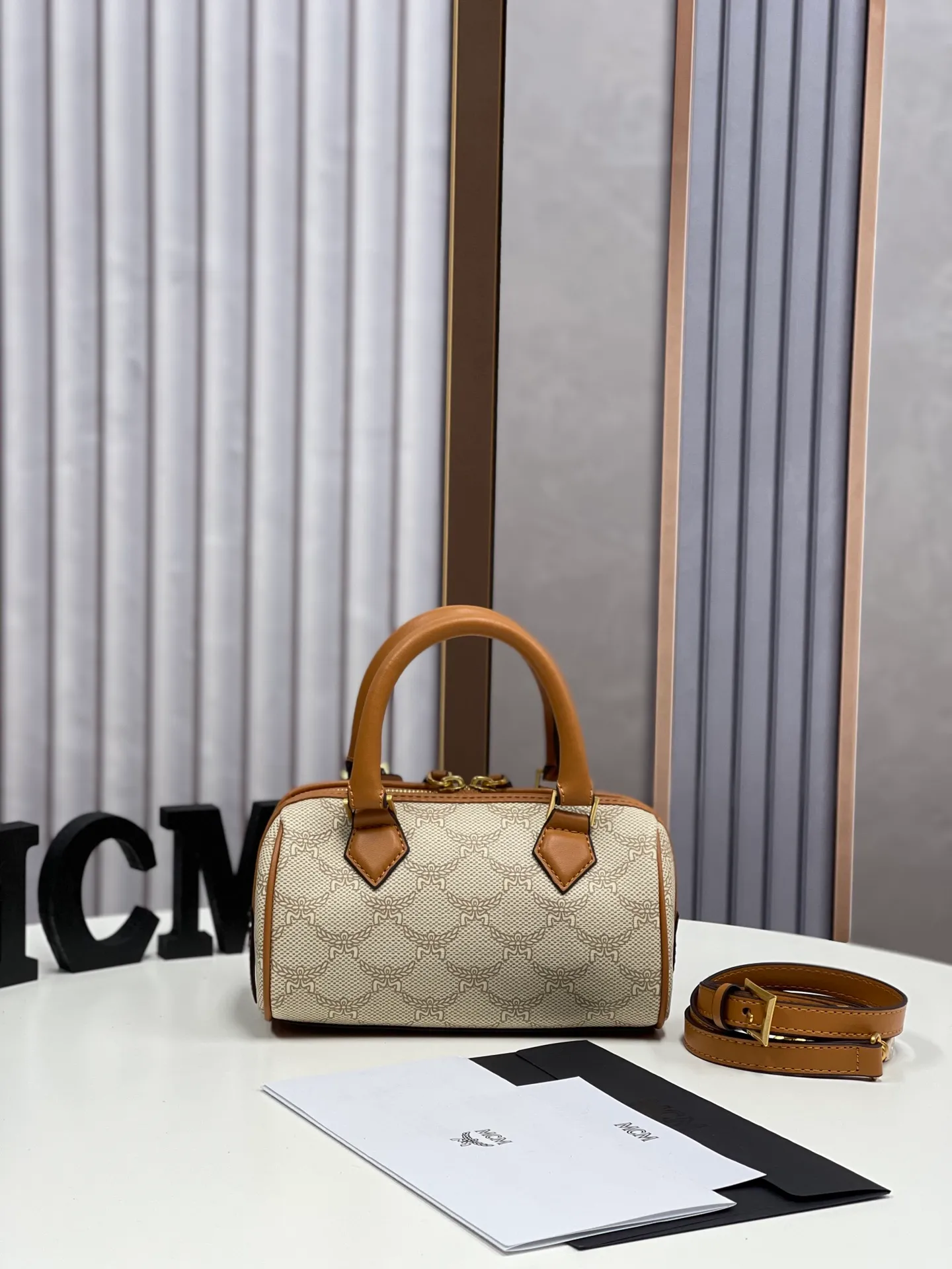 Batch 400💰MCM's new upgrade✈️New Boston mini pillow bag💐with gift box🎁Packaging [Exclusive real shot] Model: 701 Mini Boston With leather tag and engraved logo metal padlock, this Boston handbag is made of classic Visetos materials, which pays tribute to MCM's roots in travel. Its shape is reminiscent of a weekender bag, with clean lines and an extended zipper for easy opening. The workmanship is fine and meticulous. Size: 18*9.5cm