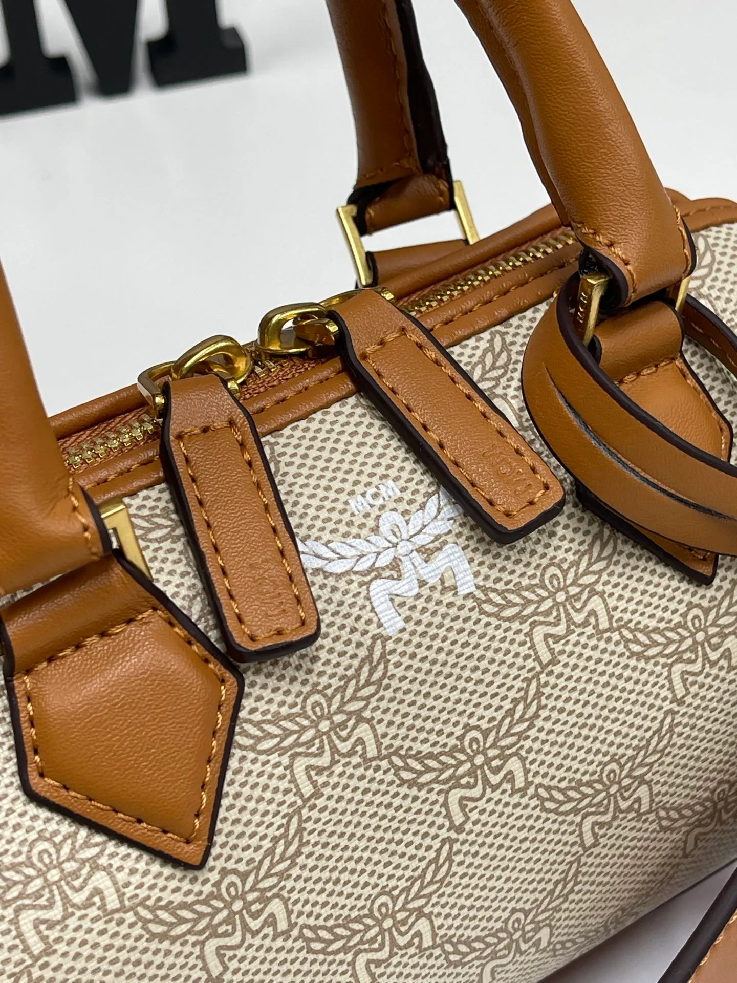 Batch 400💰MCM's new upgrade✈️New Boston mini pillow bag💐with gift box🎁Packaging [Exclusive real shot] Model: 701 Mini Boston With leather tag and engraved logo metal padlock, this Boston handbag is made of classic Visetos materials, which pays tribute to MCM's roots in travel. Its shape is reminiscent of a weekender bag, with clean lines and an extended zipper for easy opening. The workmanship is fine and meticulous. Size: 18*9.5cm