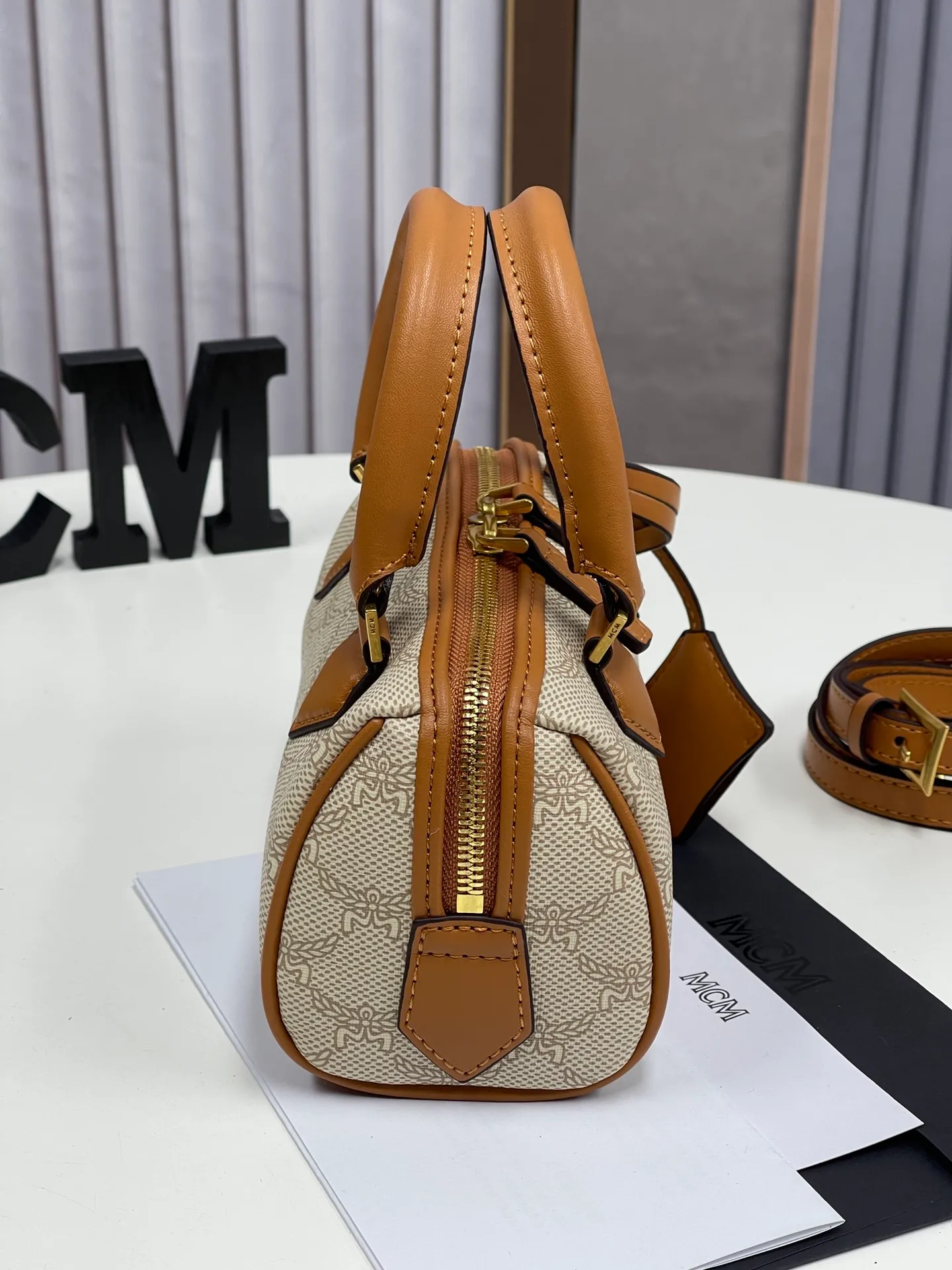 Batch 400💰MCM's new upgrade✈️New Boston mini pillow bag💐with gift box🎁Packaging [Exclusive real shot] Model: 701 Mini Boston With leather tag and engraved logo metal padlock, this Boston handbag is made of classic Visetos materials, which pays tribute to MCM's roots in travel. Its shape is reminiscent of a weekender bag, with clean lines and an extended zipper for easy opening. The workmanship is fine and meticulous. Size: 18*9.5cm