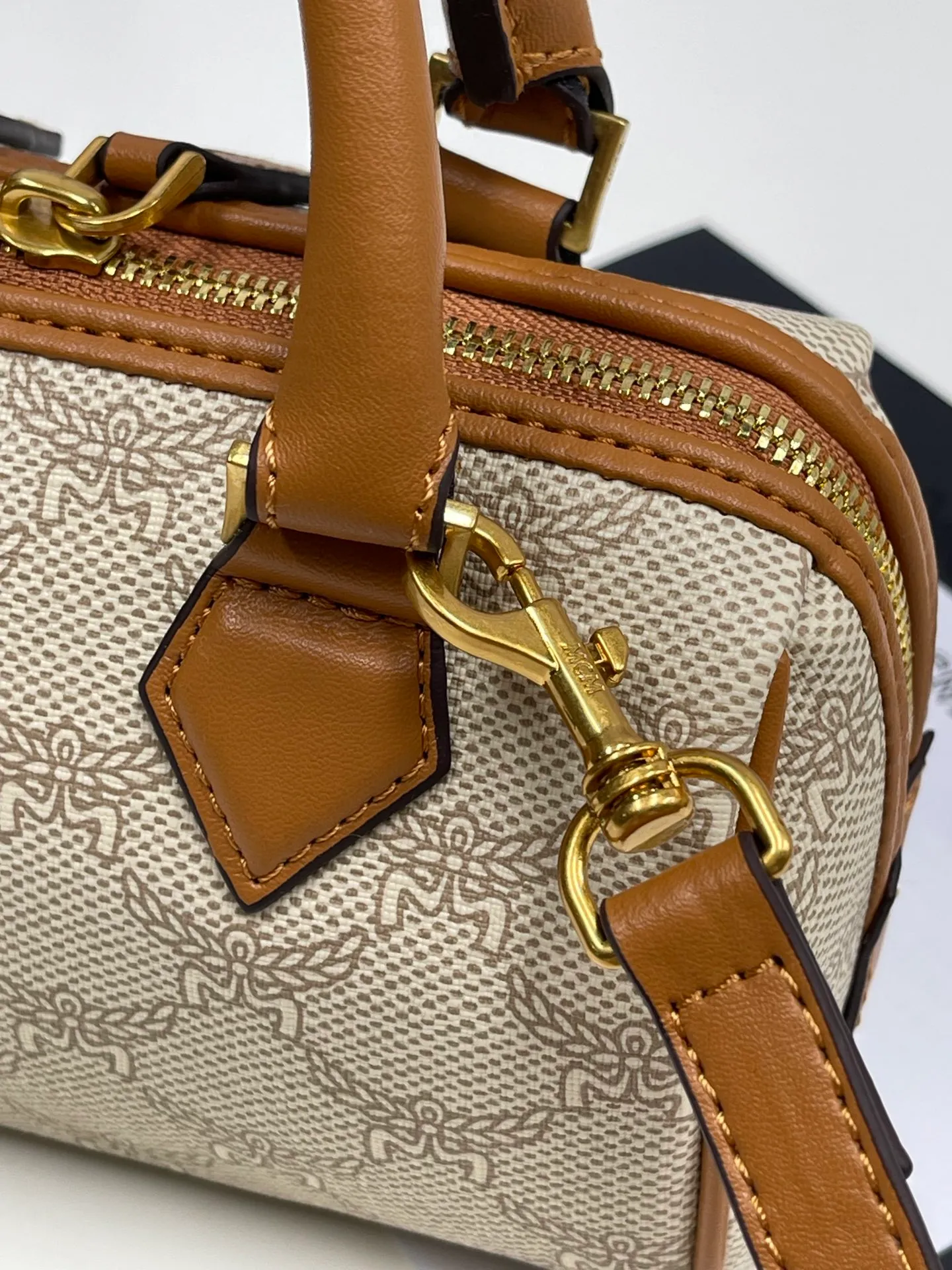 Batch 400💰MCM's new upgrade✈️New Boston mini pillow bag💐with gift box🎁Packaging [Exclusive real shot] Model: 701 Mini Boston With leather tag and engraved logo metal padlock, this Boston handbag is made of classic Visetos materials, which pays tribute to MCM's roots in travel. Its shape is reminiscent of a weekender bag, with clean lines and an extended zipper for easy opening. The workmanship is fine and meticulous. Size: 18*9.5cm