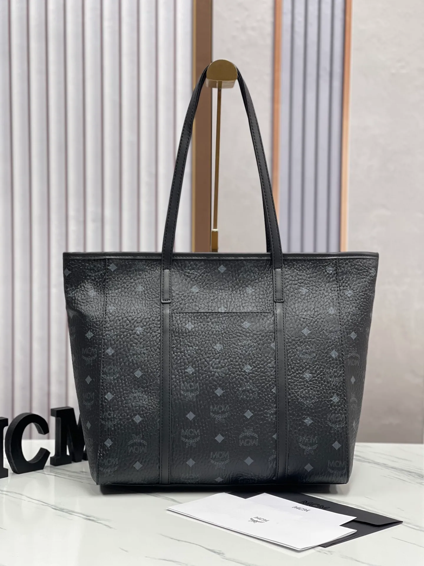 Batch 420💐MCM large shopping bag [New model launched] No gift box🎁Packaging Model 09. 🦁️Toni shopping bag is made of classic Visetos material and decorated with soft Nappa leather trim. The trapezoidal shape combines aesthetic features with strong practicality. Inside, the luxurious cotton canvas compartment is printed with a chain-link pattern inspired by traditional street fashion, and a top zip closure keeps belongings safe. Dimensions: 32 x 32 x 16.0 cm,