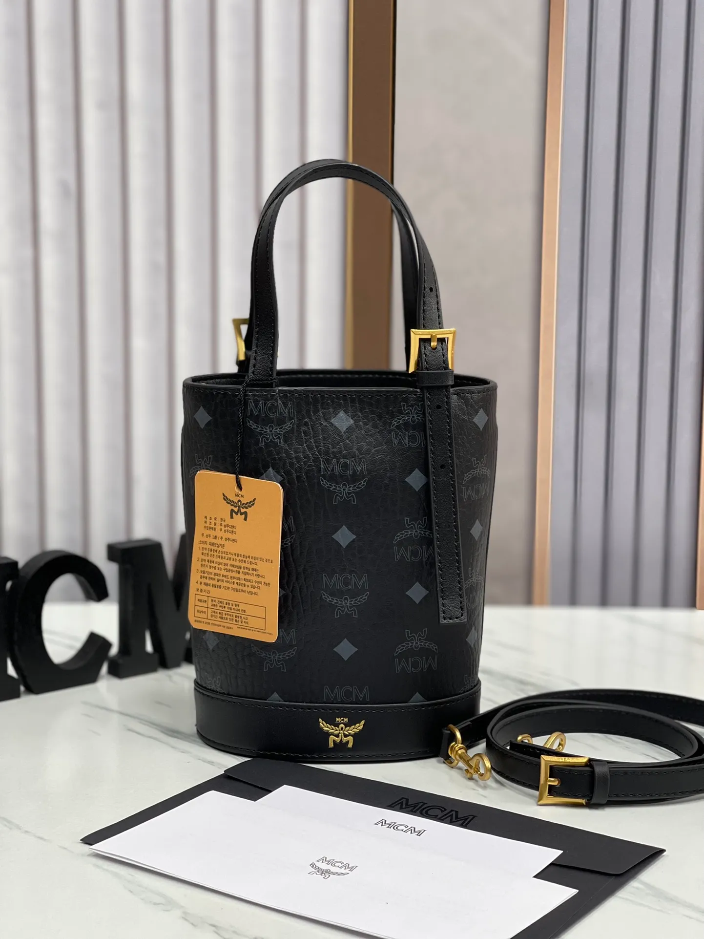 Batch 380💰🎋MCM newly upgraded ✈️ Comes with environmentally friendly gift box♻️🎁2024 counter latest bucket bag Toni Visetos shopping bag has a new look, super beautiful👗 This compact shopping bag is multi-functional and will last forever. Don't let the size of this mini tote fool you, it's designed with spacious interior and exterior compartments to store all your small essentials. The cotton canvas lining features a print inspired by street fashion, subtly retaining MCM's adventurous aesthetic. Pair it with the included cross-body strap for hands-free functionality and greater portability. 19X14.5X9.5