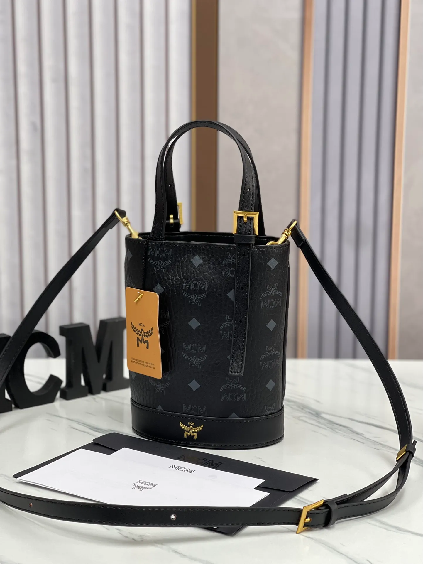 Batch 380💰🎋MCM newly upgraded ✈️ Comes with environmentally friendly gift box♻️🎁2024 counter latest bucket bag Toni Visetos shopping bag has a new look, super beautiful👗 This compact shopping bag is multi-functional and will last forever. Don't let the size of this mini tote fool you, it's designed with spacious interior and exterior compartments to store all your small essentials. The cotton canvas lining features a print inspired by street fashion, subtly retaining MCM's adventurous aesthetic. Pair it with the included cross-body strap for hands-free functionality and greater portability. 19X14.5X9.5