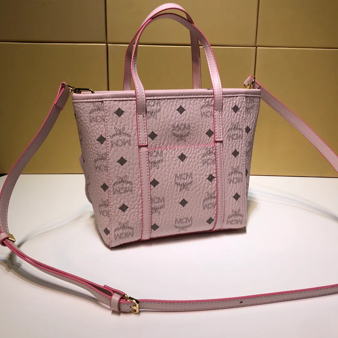 Batch 340💰New model [MCM] Toni Visetos shopping bag has a new look, super beautiful👗 This compact shopping bag is multi-functional and will last forever. Don't let the size of this mini tote fool you, it's designed with spacious interior and exterior compartments to store all your small essentials. The cotton canvas lining features a print inspired by street fashion, subtly retaining MCM's adventurous aesthetic. Pair it with the included cross-body strap for hands-free functionality and greater portability. Model 6703 size: 18.5x19x9.5cm🌸🌸