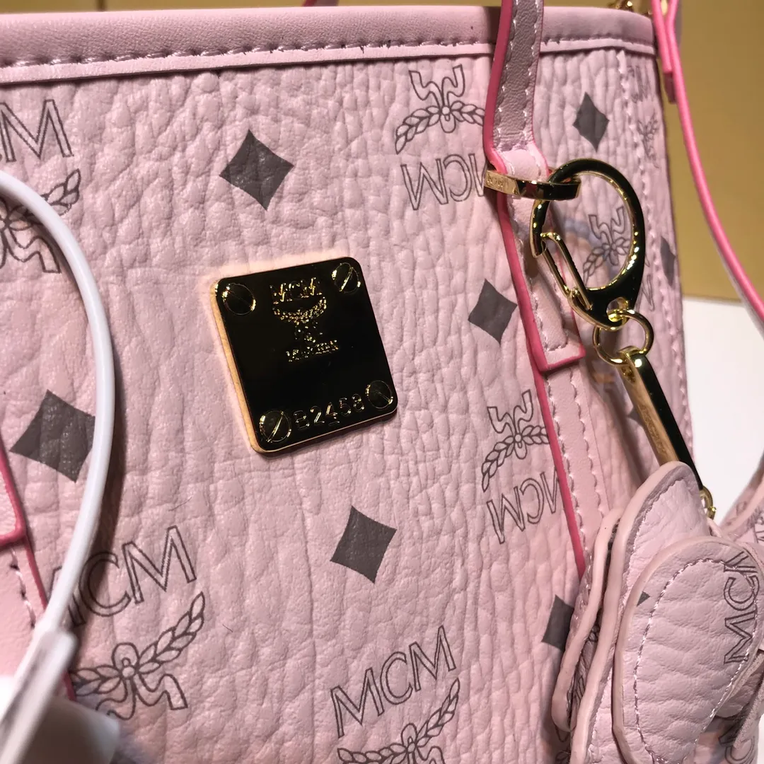 Batch 340💰New model [MCM] Toni Visetos shopping bag has a new look, super beautiful👗 This compact shopping bag is multi-functional and will last forever. Don't let the size of this mini tote fool you, it's designed with spacious interior and exterior compartments to store all your small essentials. The cotton canvas lining features a print inspired by street fashion, subtly retaining MCM's adventurous aesthetic. Pair it with the included cross-body strap for hands-free functionality and greater portability. Model 6703 size: 18.5x19x9.5cm🌸🌸
