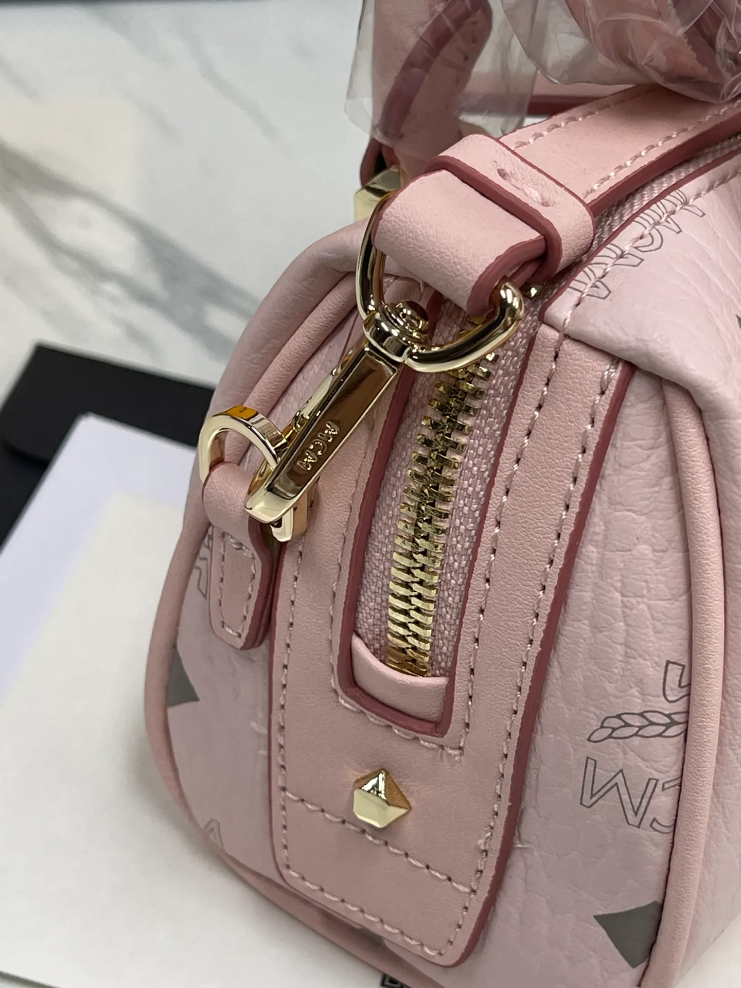 P380💰MCM new upgraded version✈️·High quality💐With gift box🎁Packaging [Exclusive real shot] Model Mini Boston This Boston handbag is made of classic Visetos material, which expresses tribute to MCM's roots in travel. Its shape is reminiscent of a weekender bag, with clean lines and an extended zipper for easy opening. The workmanship is meticulous and meticulous, with the top handles wrapped, stitched and edge-painted by hand. Size: 18*9.5cm