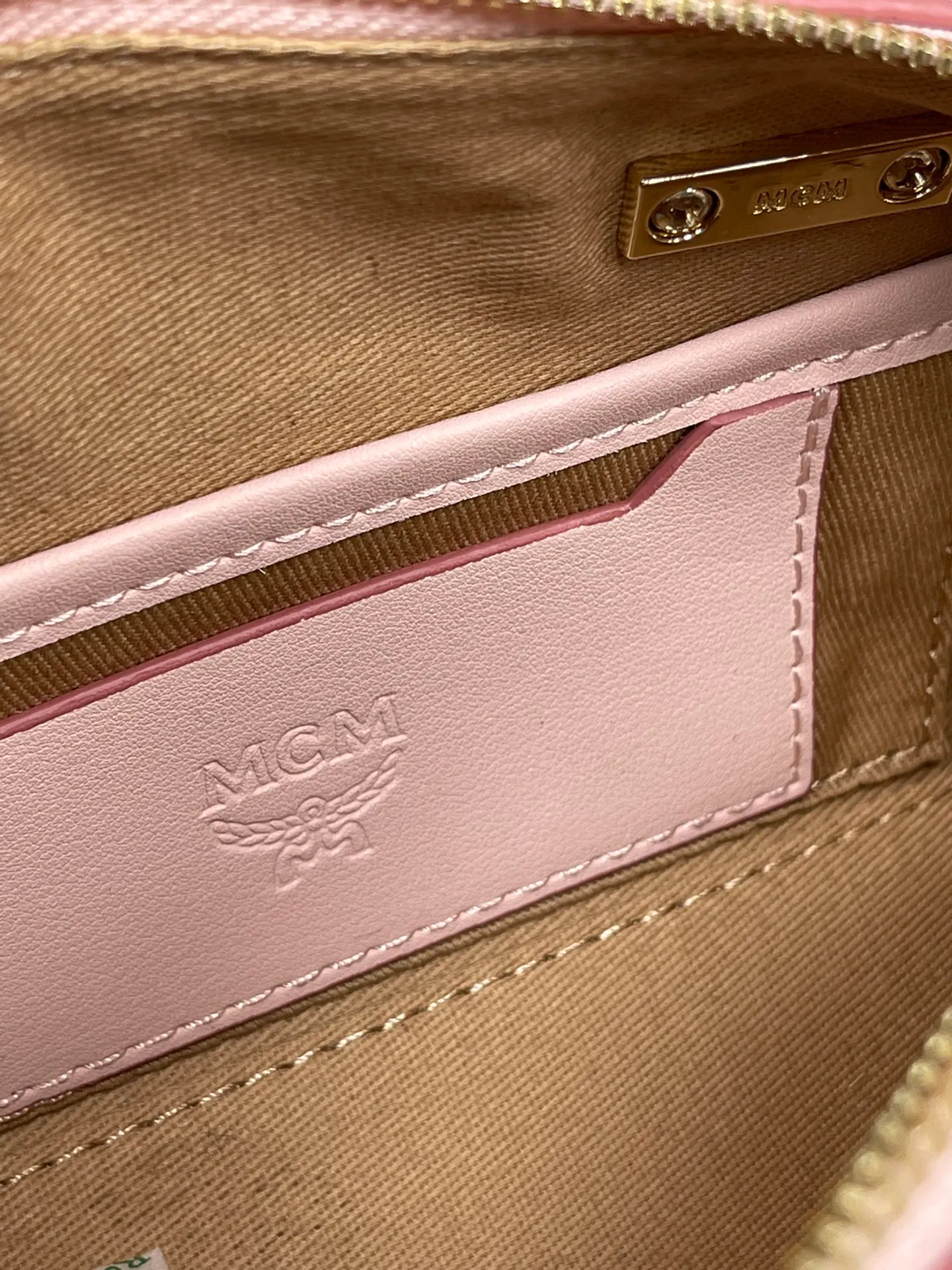 P380💰MCM new upgraded version✈️·High quality💐With gift box🎁Packaging [Exclusive real shot] Model Mini Boston This Boston handbag is made of classic Visetos material, which expresses tribute to MCM's roots in travel. Its shape is reminiscent of a weekender bag, with clean lines and an extended zipper for easy opening. The workmanship is meticulous and meticulous, with the top handles wrapped, stitched and edge-painted by hand. Size: 18*9.5cm