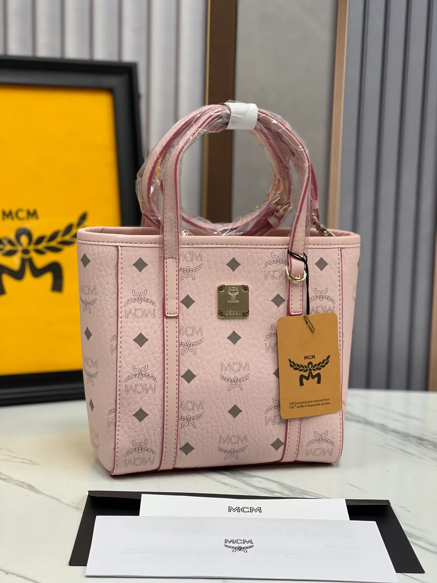 Batch 360💰🎋MCM new upgraded version·High quality✈️ Comes with environmentally friendly gift box♻️🎁Packaging model: 190820 Toni Visetos shopping bag has a new look, super beautiful👗 This compact shopping bag is multi-functional and will last forever. Don't let the size of this mini tote fool you, it's designed with spacious interior and exterior compartments to store all your small essentials. The cotton canvas lining features a print inspired by street fashion, subtly retaining MCM's adventurous aesthetic. Pair it with the included cross-body strap for hands-free functionality and greater portability. 18.5x19x9.5cm🌸
