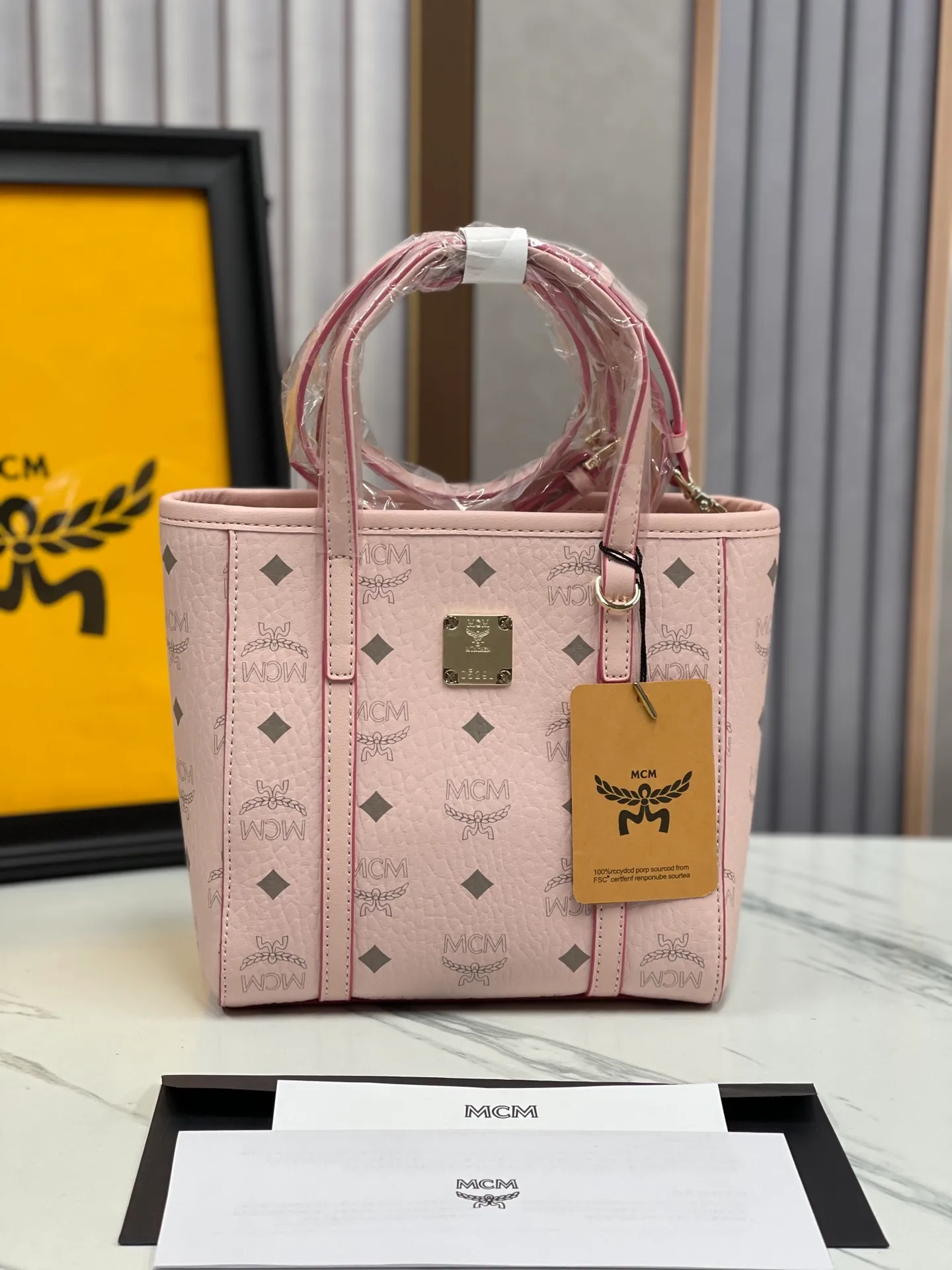 Batch 360💰🎋MCM new upgraded version·High quality✈️ Comes with environmentally friendly gift box♻️🎁Packaging model: 190820 Toni Visetos shopping bag has a new look, super beautiful👗 This compact shopping bag is multi-functional and will last forever. Don't let the size of this mini tote fool you, it's designed with spacious interior and exterior compartments to store all your small essentials. The cotton canvas lining features a print inspired by street fashion, subtly retaining MCM's adventurous aesthetic. Pair it with the included cross-body strap for hands-free functionality and greater portability. 18.5x19x9.5cm🌸