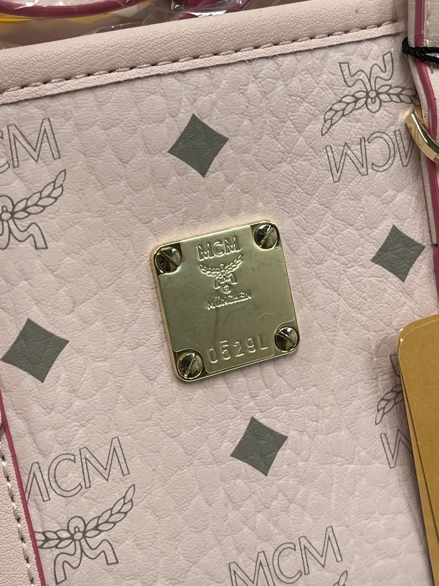 Batch 360💰🎋MCM new upgraded version·High quality✈️ Comes with environmentally friendly gift box♻️🎁Packaging model: 190820 Toni Visetos shopping bag has a new look, super beautiful👗 This compact shopping bag is multi-functional and will last forever. Don't let the size of this mini tote fool you, it's designed with spacious interior and exterior compartments to store all your small essentials. The cotton canvas lining features a print inspired by street fashion, subtly retaining MCM's adventurous aesthetic. Pair it with the included cross-body strap for hands-free functionality and greater portability. 18.5x19x9.5cm🌸