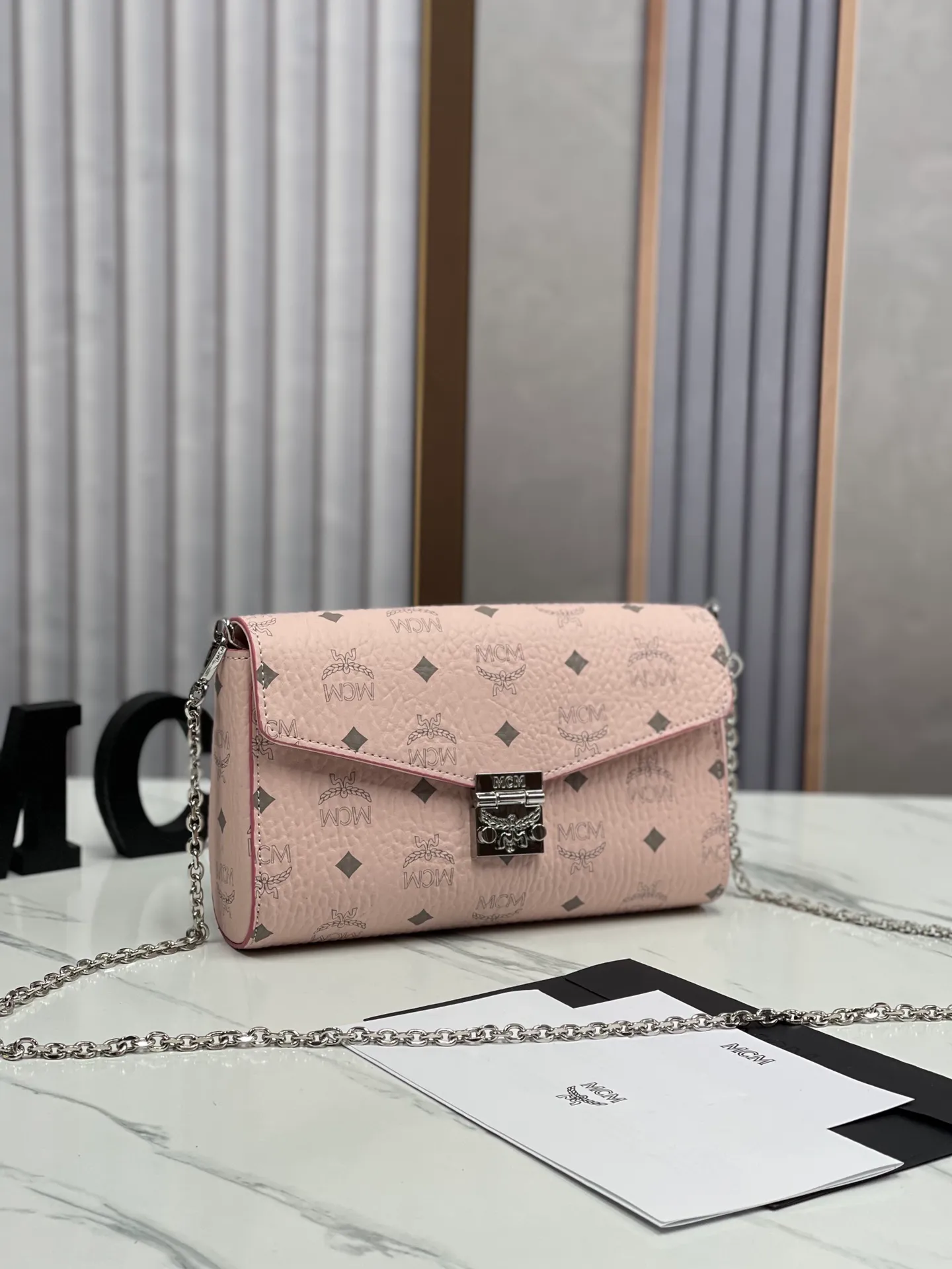 Top original order batch 340 small size 💰350 medium size 💰💐MCM new upgrade ✈️medium size chain with gift box🎁packaging 🌾Model 37158-1 medium size , small size, this Tracy front flap crossbody bag is made of MCM classic visetos material. It is a classic item created for MCM users. It is equipped with a detachable chain strap and bay leaf lock, always interpreting the MCM brand spirit. Size: Actual medium size 23.5*13.5cm, small size 18·11