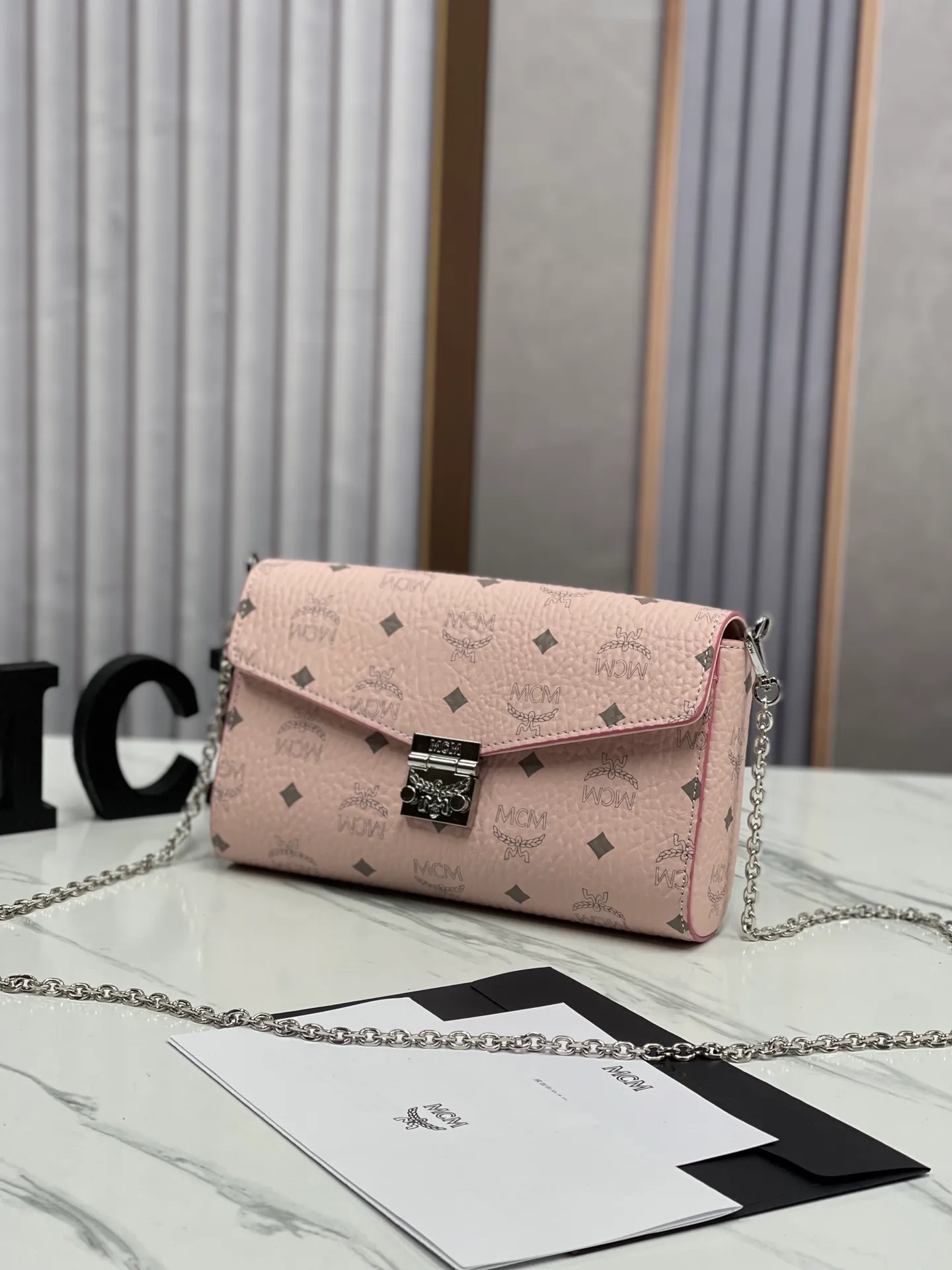 Top original order batch 340 small size 💰350 medium size 💰💐MCM new upgrade ✈️medium size chain with gift box🎁packaging 🌾Model 37158-1 medium size , small size, this Tracy front flap crossbody bag is made of MCM classic visetos material. It is a classic item created for MCM users. It is equipped with a detachable chain strap and bay leaf lock, always interpreting the MCM brand spirit. Size: Actual medium size 23.5*13.5cm, small size 18·11