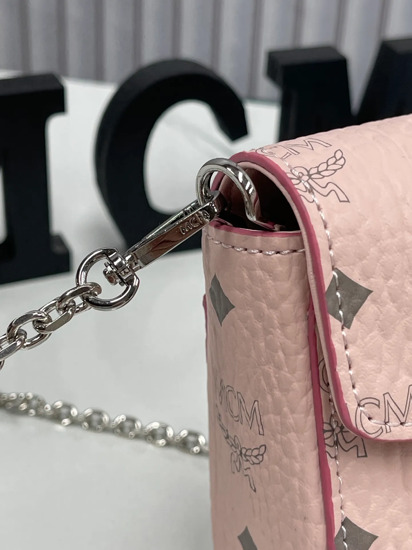 Top original order batch 340 small size 💰350 medium size 💰💐MCM new upgrade ✈️medium size chain with gift box🎁packaging 🌾Model 37158-1 medium size , small size, this Tracy front flap crossbody bag is made of MCM classic visetos material. It is a classic item created for MCM users. It is equipped with a detachable chain strap and bay leaf lock, always interpreting the MCM brand spirit. Size: Actual medium size 23.5*13.5cm, small size 18·11